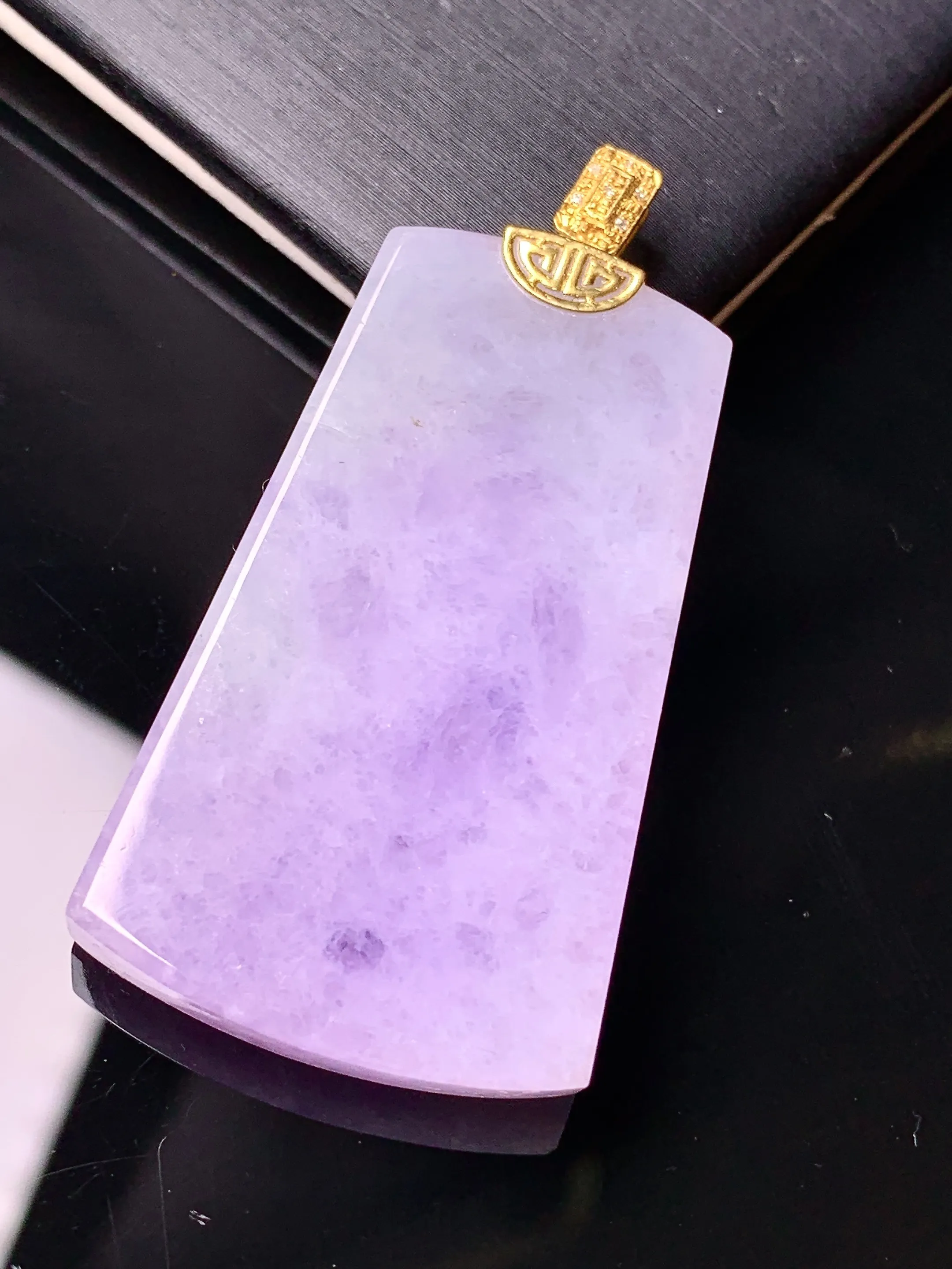 18k金钻镶嵌紫罗兰无事牌吊坠 玉质细腻 水润亮眼 整体尺寸47.8*24.5*5.7