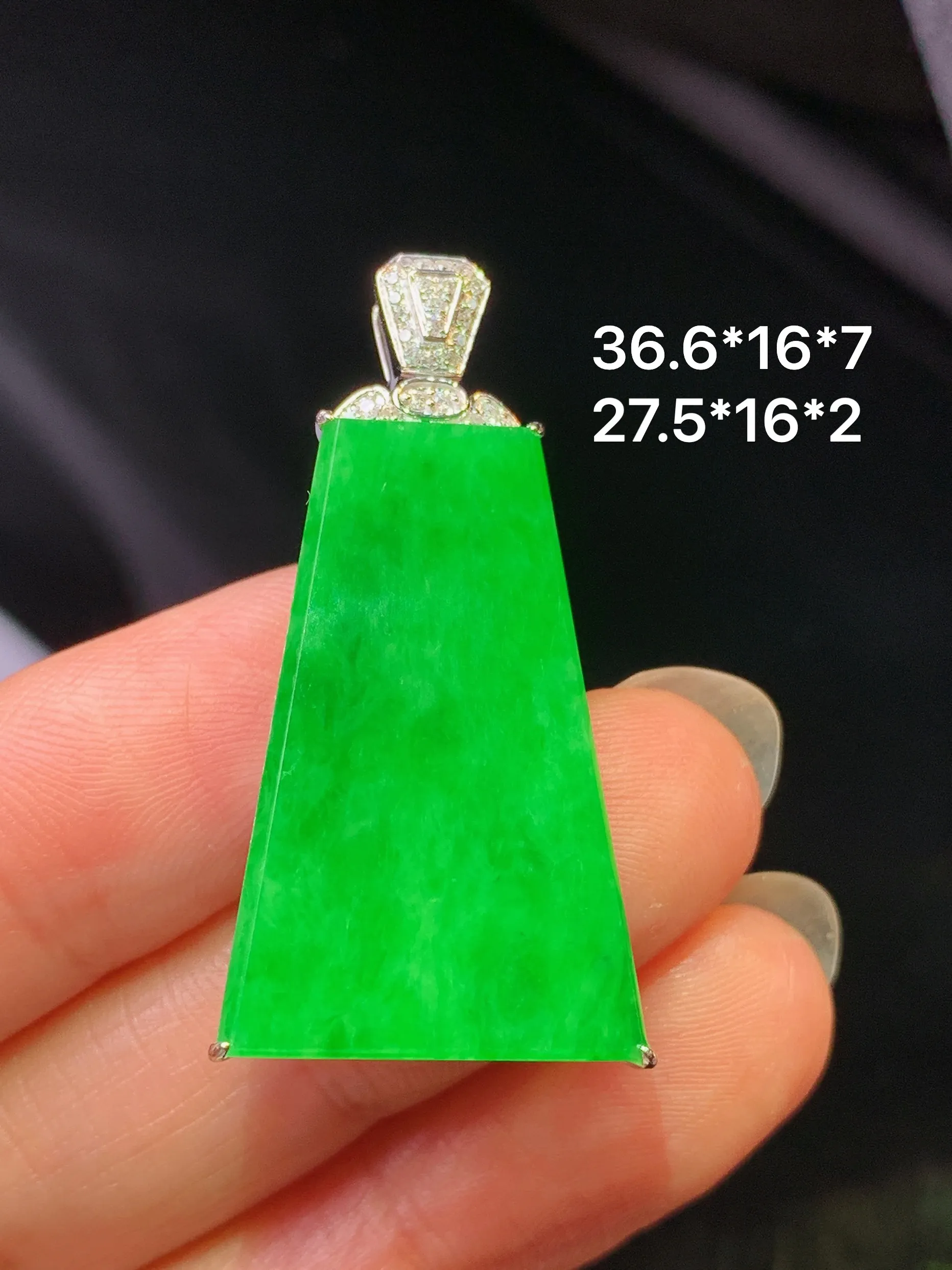 18k金钻镶嵌翠绿无事牌吊坠 玉质细腻 水润亮眼 整体尺寸36.6*16*7