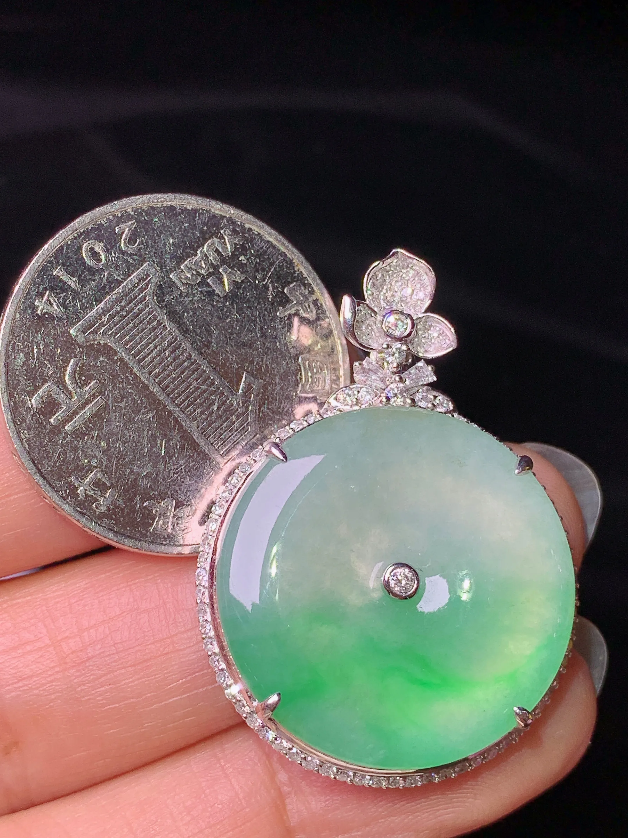 18k金钻镶嵌飘绿平安扣吊坠 玉质细腻 水润亮眼 整体尺寸36*25.8*7.3