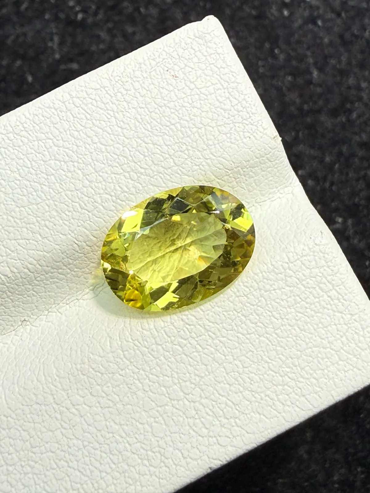 2.84ct天然绿柱石裸石，尺寸11.6*8.4*4.9 毫米，颜色美艳 ，晶体通透，火彩足