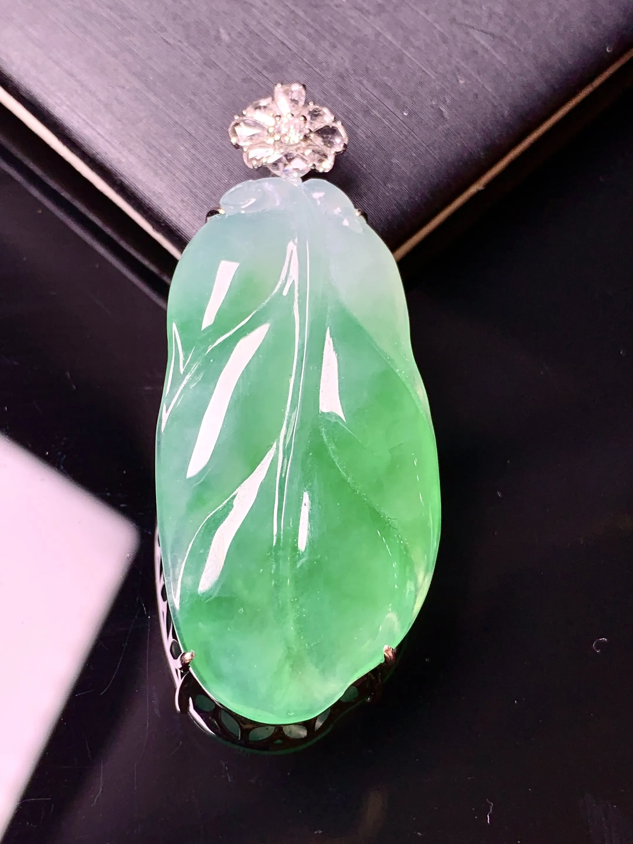 18k金钻镶嵌翠绿树叶吊坠 玉质细腻 水润亮眼 整体尺寸48*20*8.5