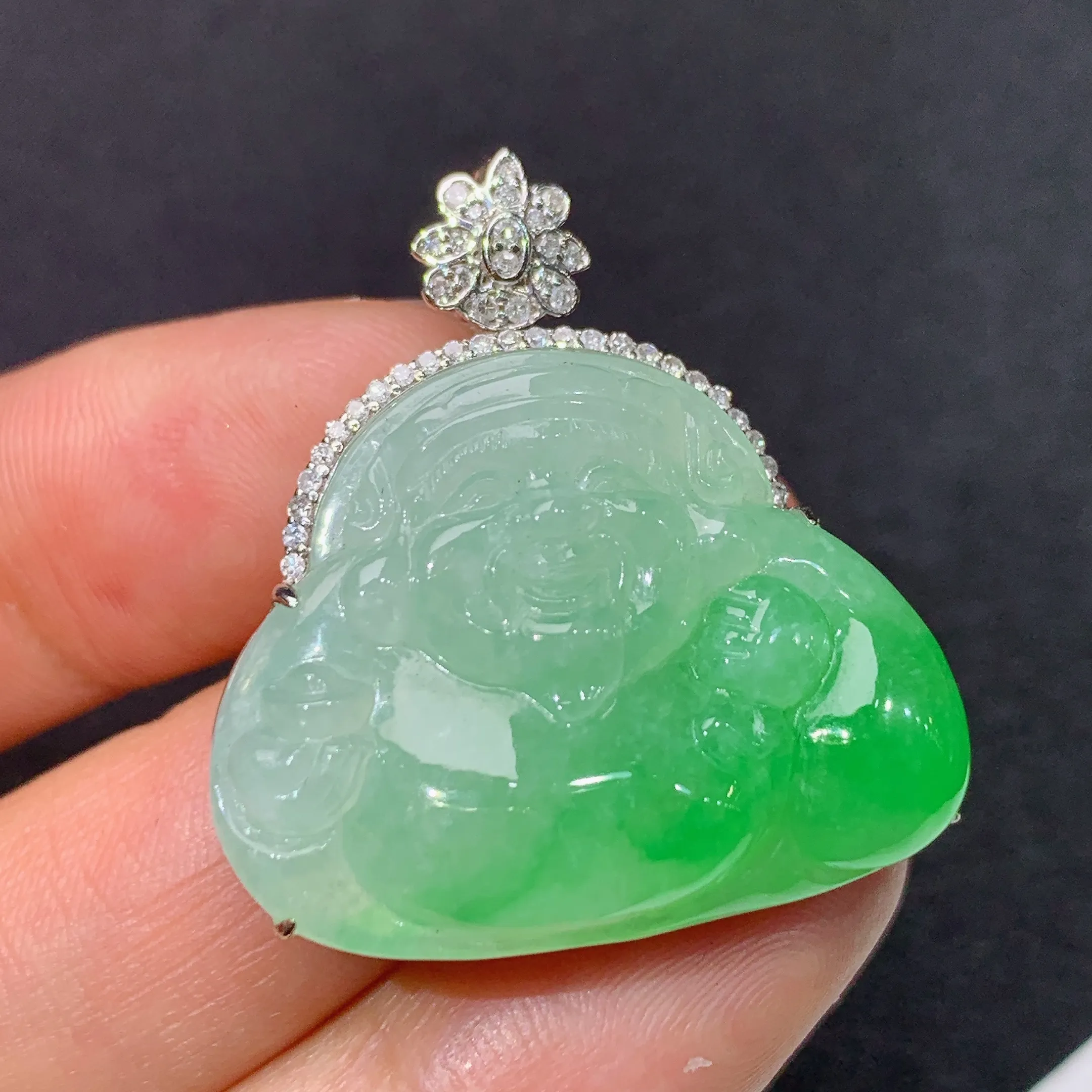 冰飘绿财神吊坠，18k金镶嵌，冰润细腻，色阳，品相好，种水足，整体尺寸31*28.6*10.5