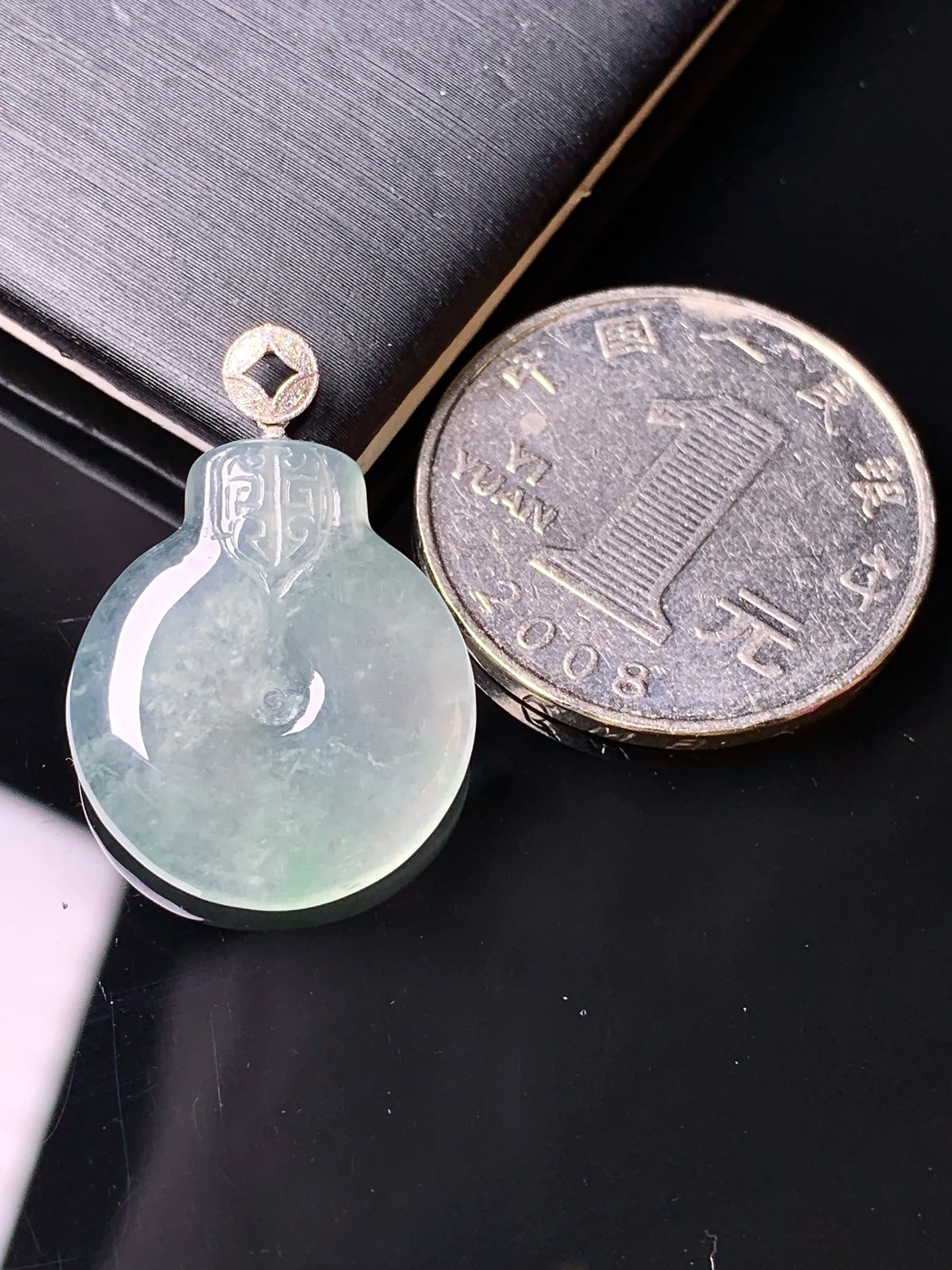 18k金钻镶嵌冰种福在眼前吊坠 玉质细腻 水润亮眼 整体尺寸26.2*18*3.5