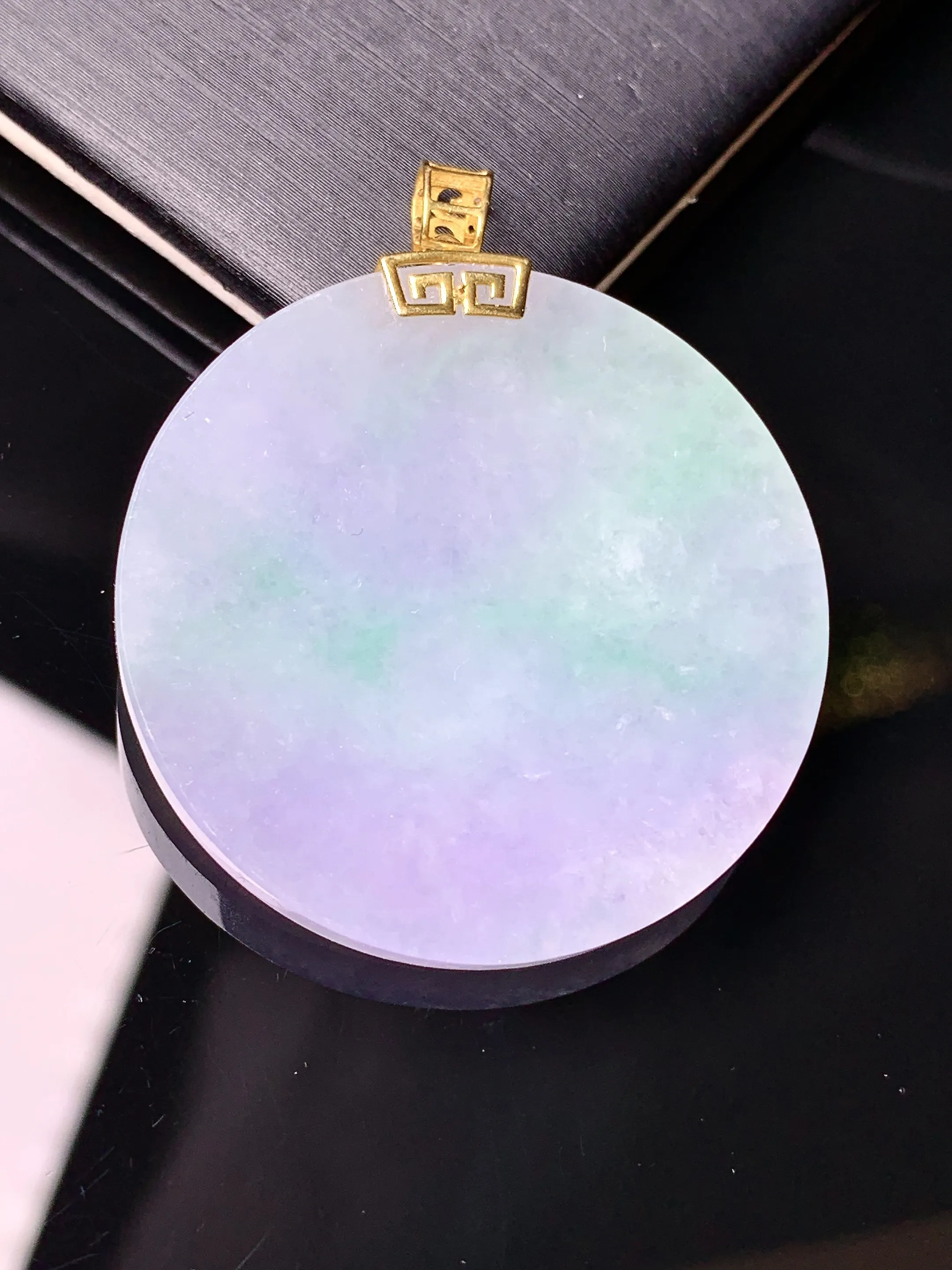 18k金钻镶嵌春彩圆牌吊坠 玉质细腻 水润亮眼 整体尺寸41.7*34.8*4