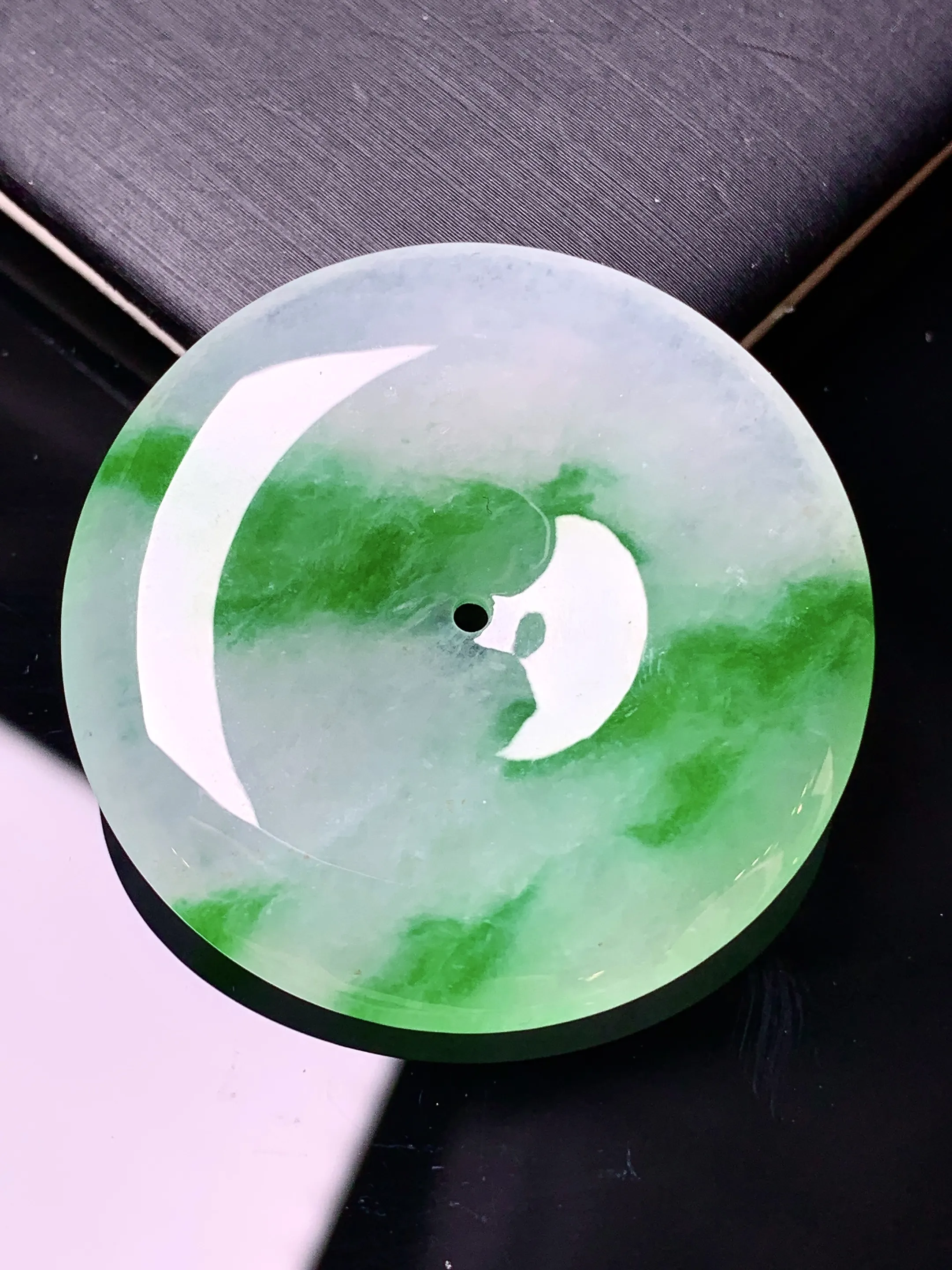 飘绿平安扣吊坠 玉质细腻 水润亮眼 整体尺寸36.7*6.2