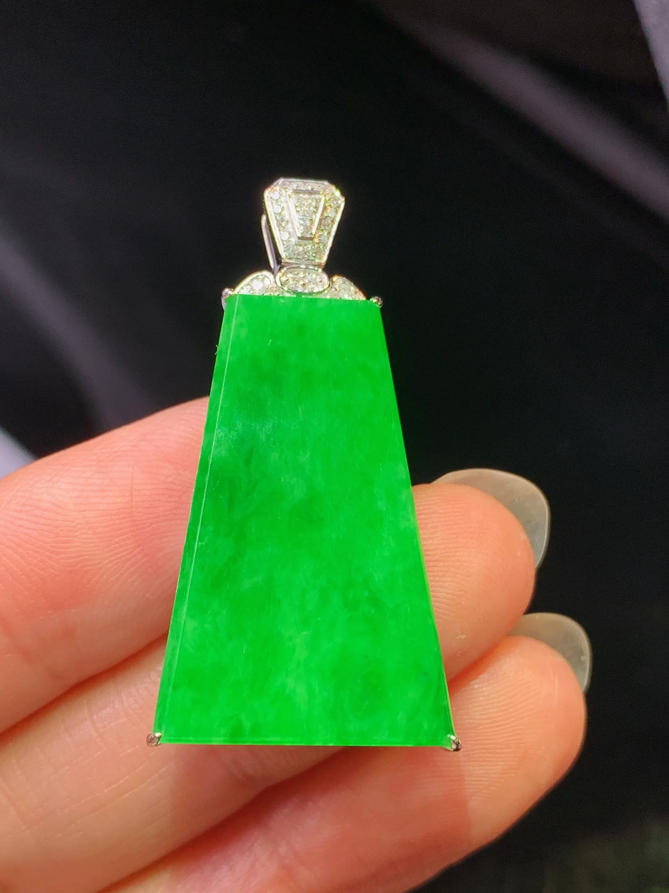 18k金钻镶嵌翠绿无事牌吊坠 玉质细腻 水润亮眼 整体尺寸36.6*16*7