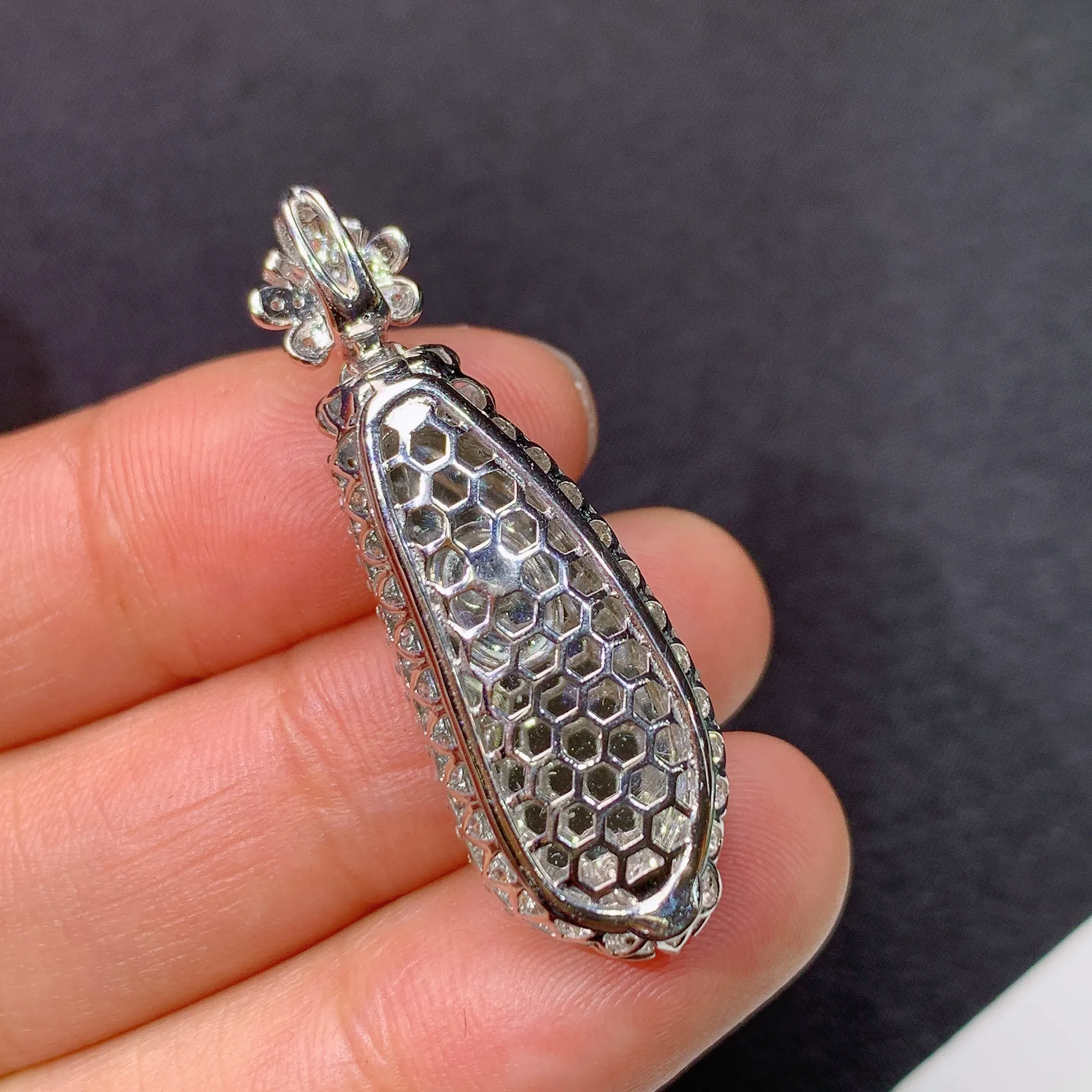 冰阳绿福豆吊坠，18k金镶嵌，冰润色阳，玉质细腻，种水足，整体尺寸36.9*12.3*9.2