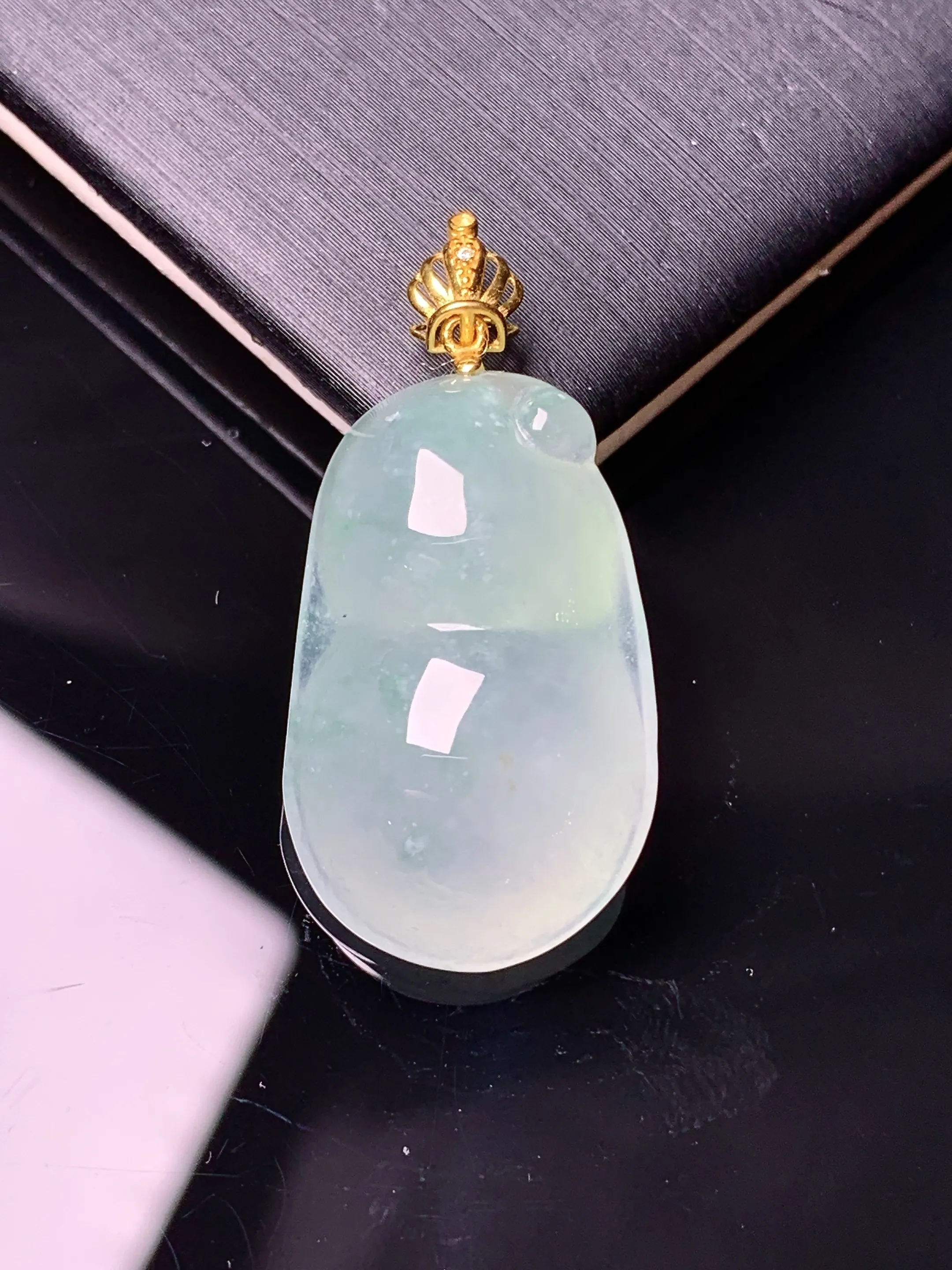 18k金钻镶嵌冰种四季豆吊坠 玉质细腻 水润亮眼 整体尺寸32.7*15.7*8.7