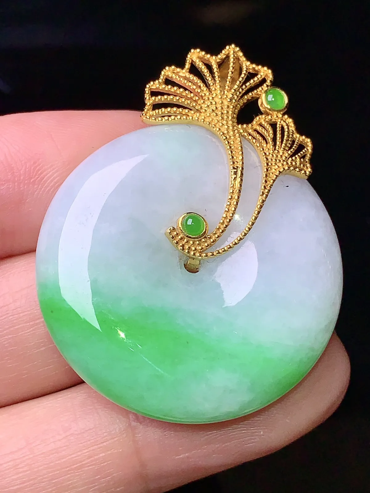 18k金镶嵌飘绿平安扣吊坠 玉质细腻 水润亮眼 整体尺寸40.3*31.5*7.8