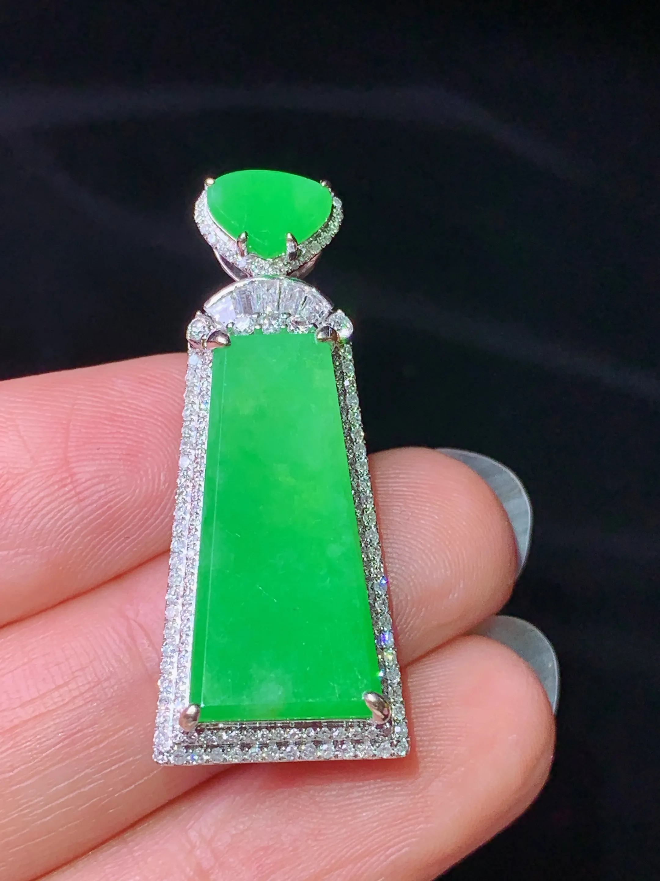 18k金钻镶嵌翠绿无事牌吊坠 玉质细腻 水润亮眼 整体尺寸35*14.5*7.2