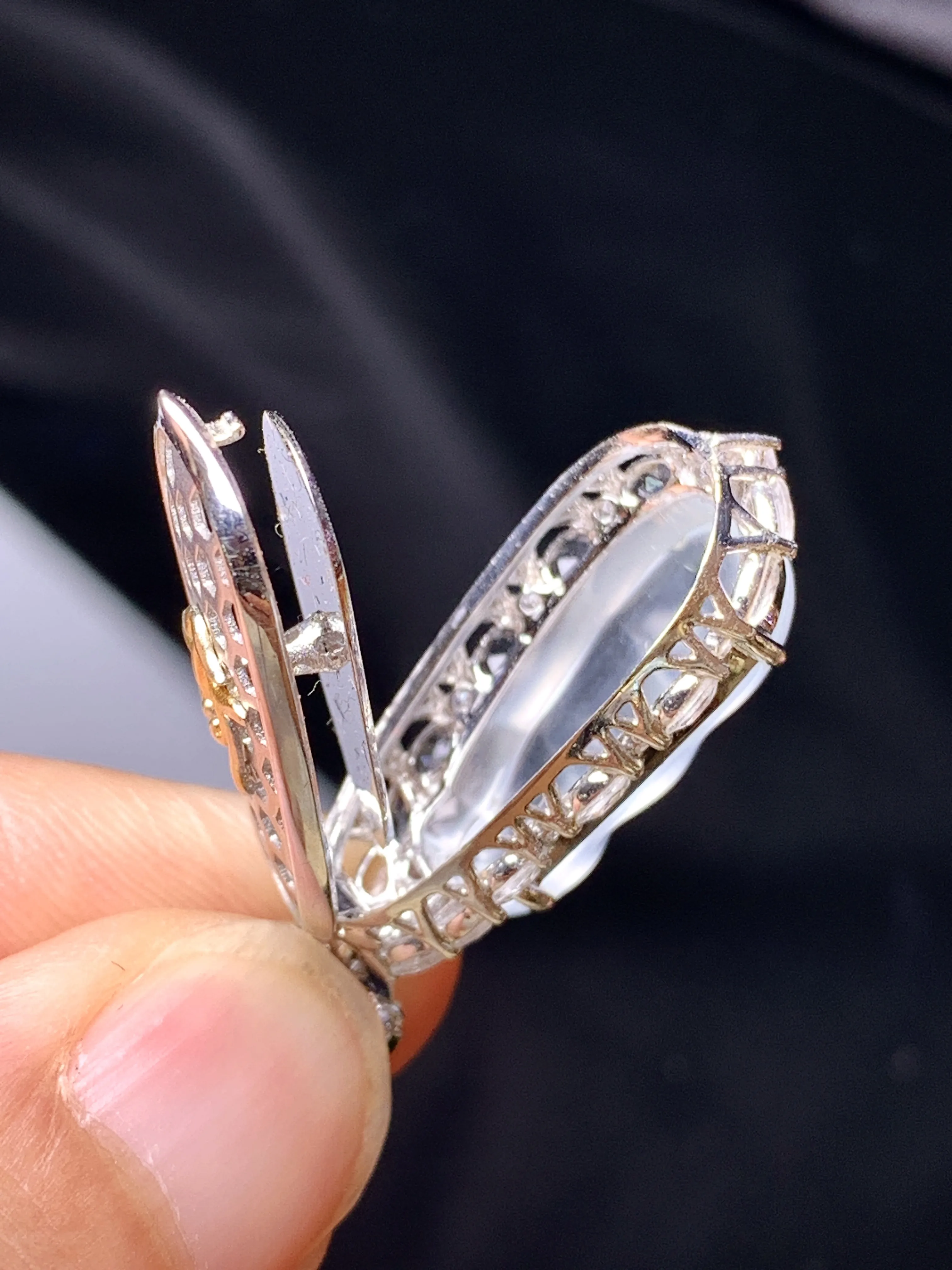 18k金钻镶嵌冰种四季豆吊坠 玉质细腻 水润亮眼 整体尺寸32*12.3*10