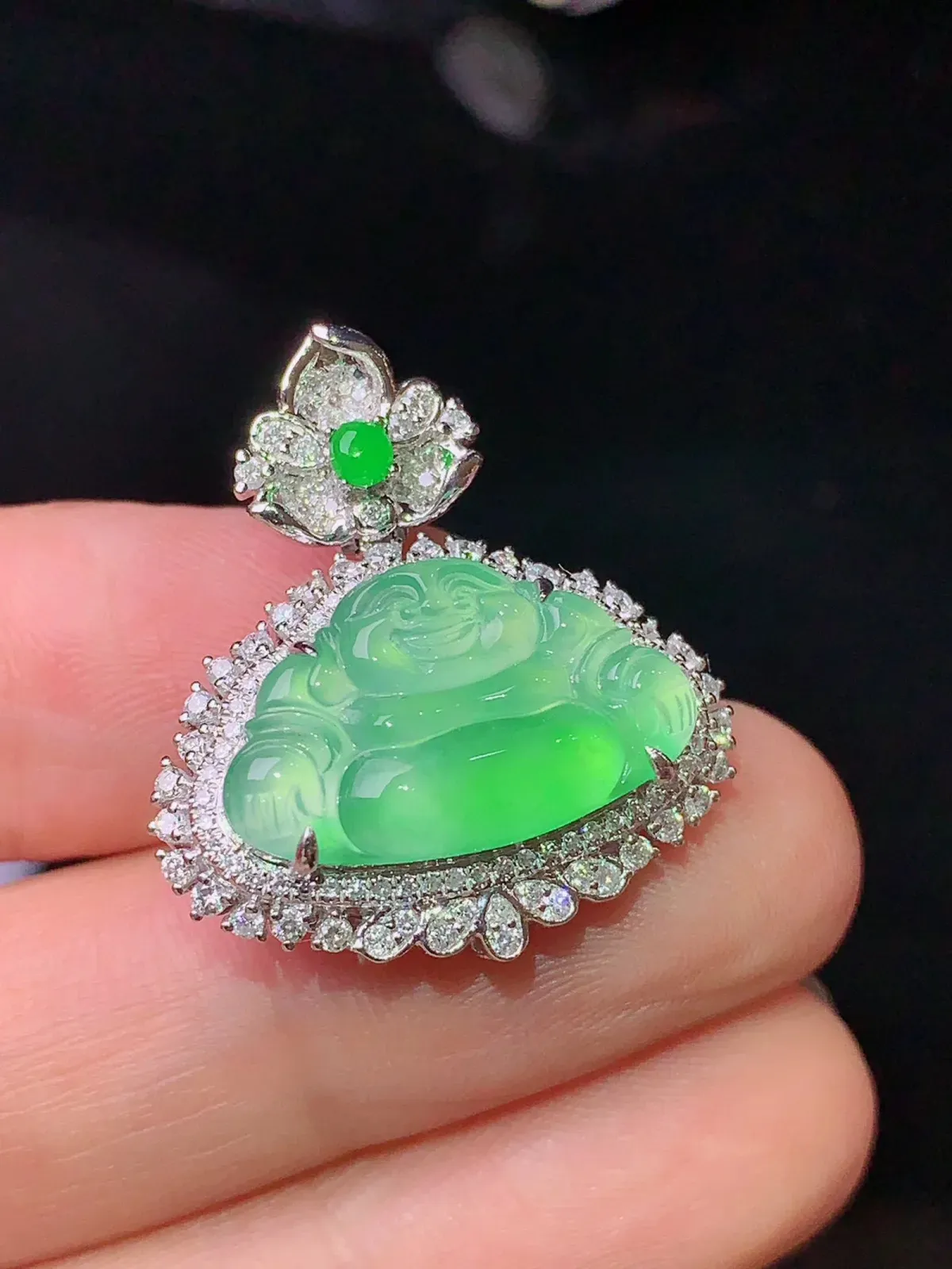 18k金钻镶嵌翠绿佛公吊坠 玉质细腻 水润亮眼 整体尺寸25.5*22.8*9.2