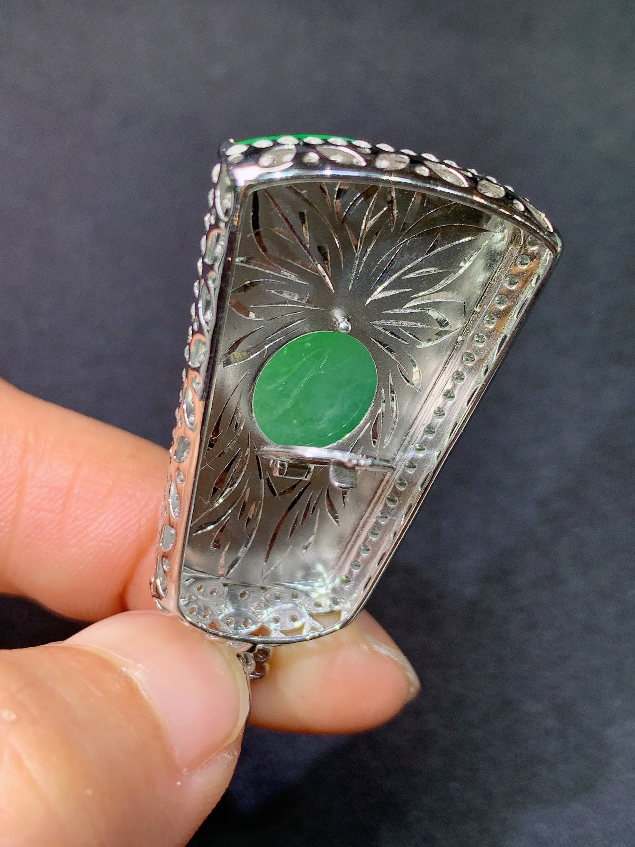 冰阳绿山水牌吊坠，18k金镶嵌，冰润色阳，玉质细腻，种水足，整体尺寸44.8*21.7*9.4