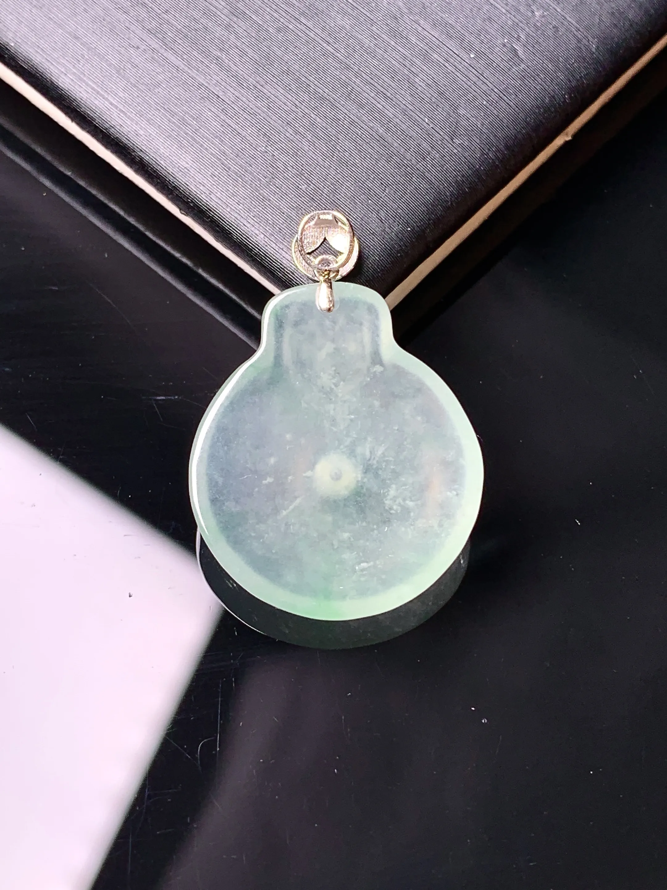 18k金钻镶嵌冰种福在眼前吊坠 玉质细腻 水润亮眼 整体尺寸26.2*18*3.5