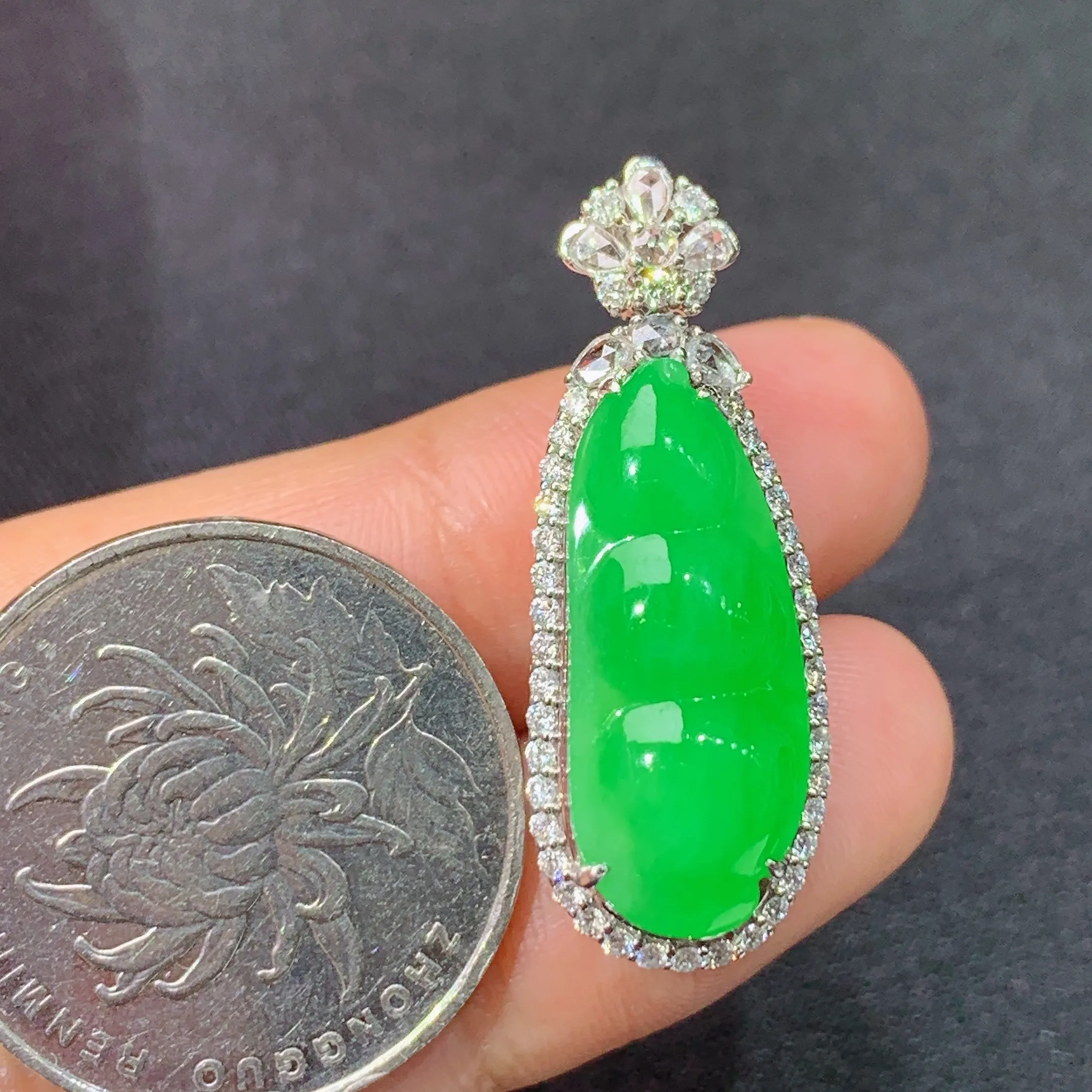 冰阳绿福豆吊坠，18k金镶嵌，色泽鲜阳，冰润细腻，种水足，整体尺寸32.3*12.1*10.8