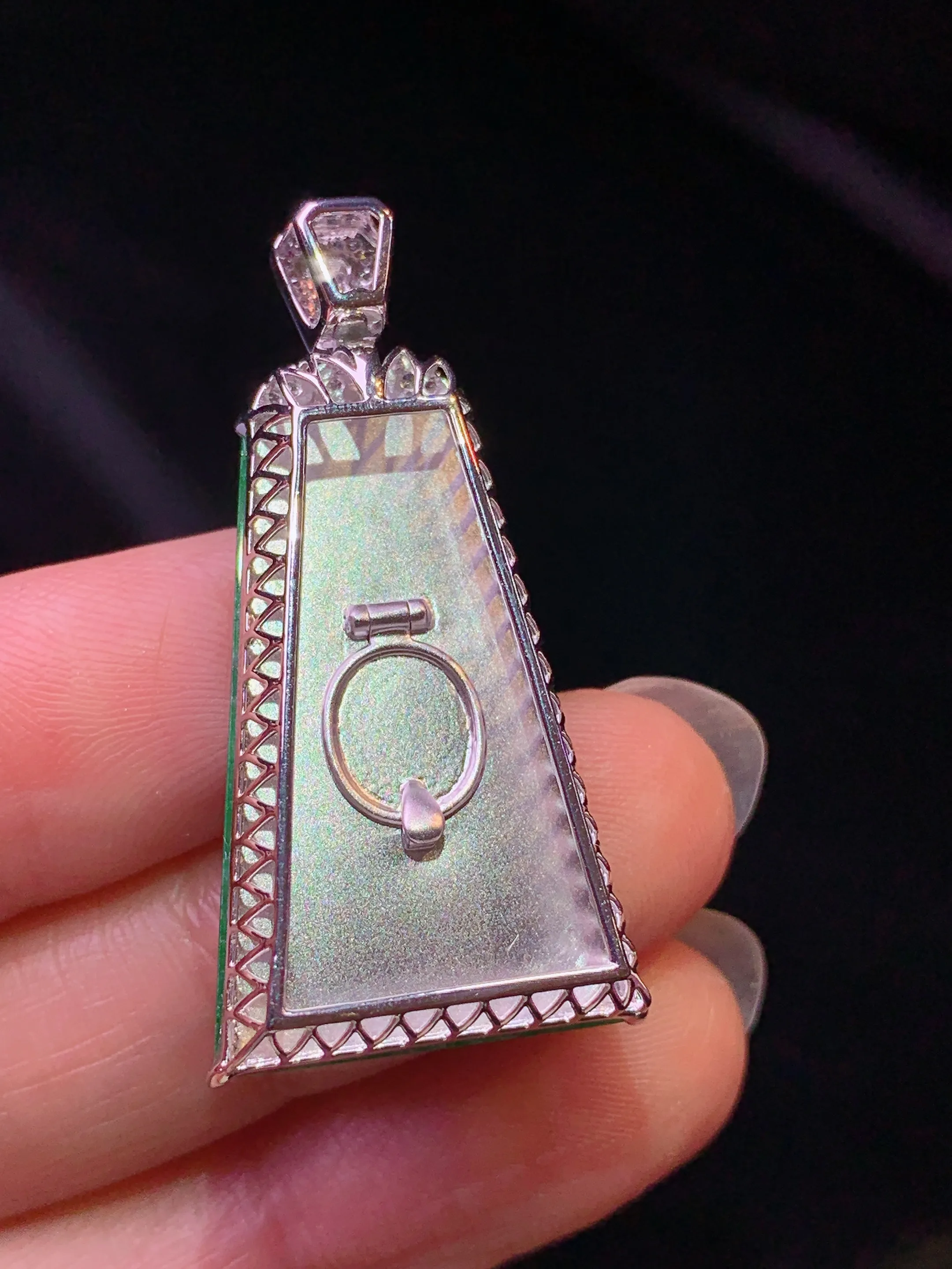 18k金钻镶嵌翠绿无事牌吊坠 玉质细腻 水润亮眼 整体尺寸36.6*16*7