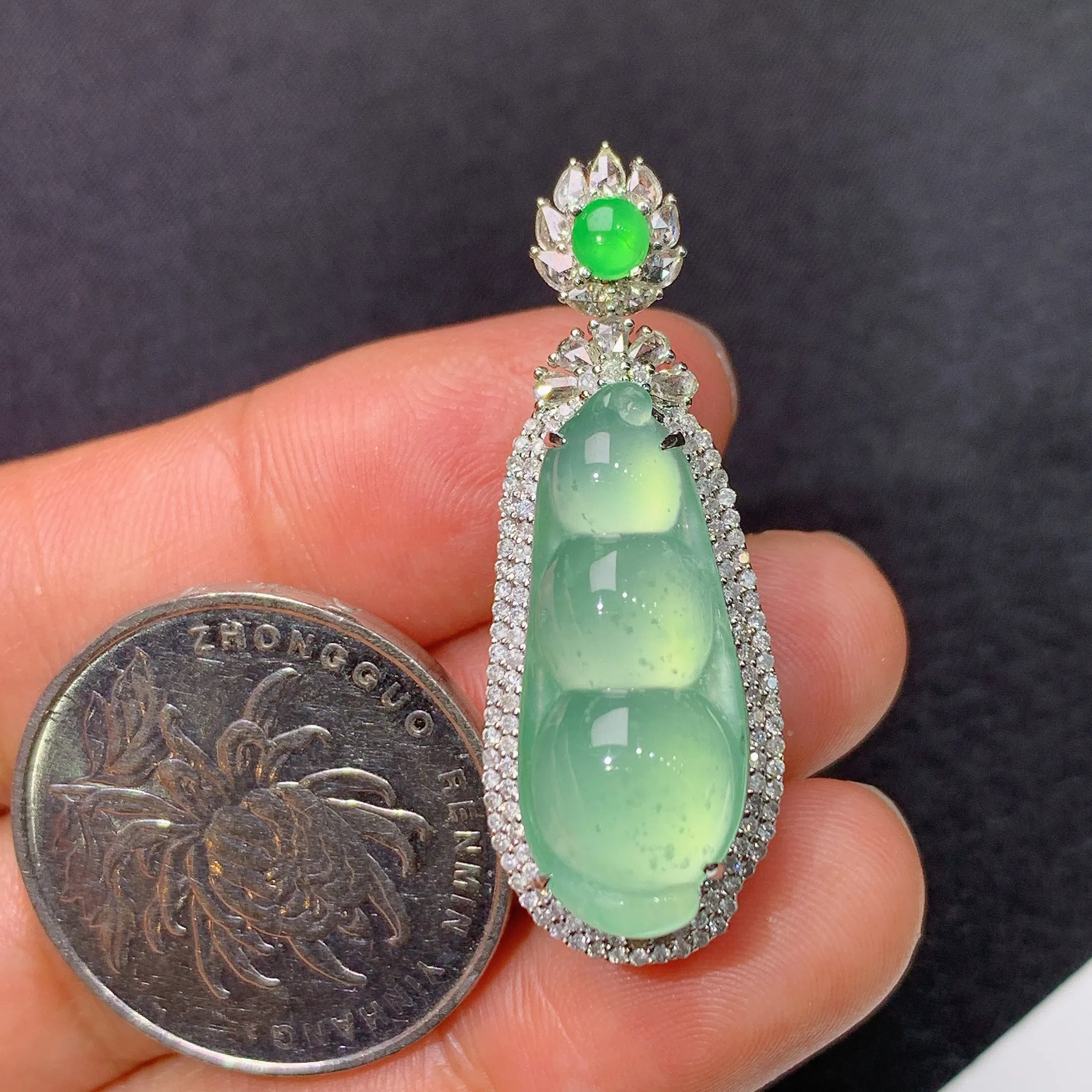 冰晴底福豆吊坠，18k金镶嵌，冰润饱满，玉质细腻，种水足，整体尺寸35.8*13*11.7