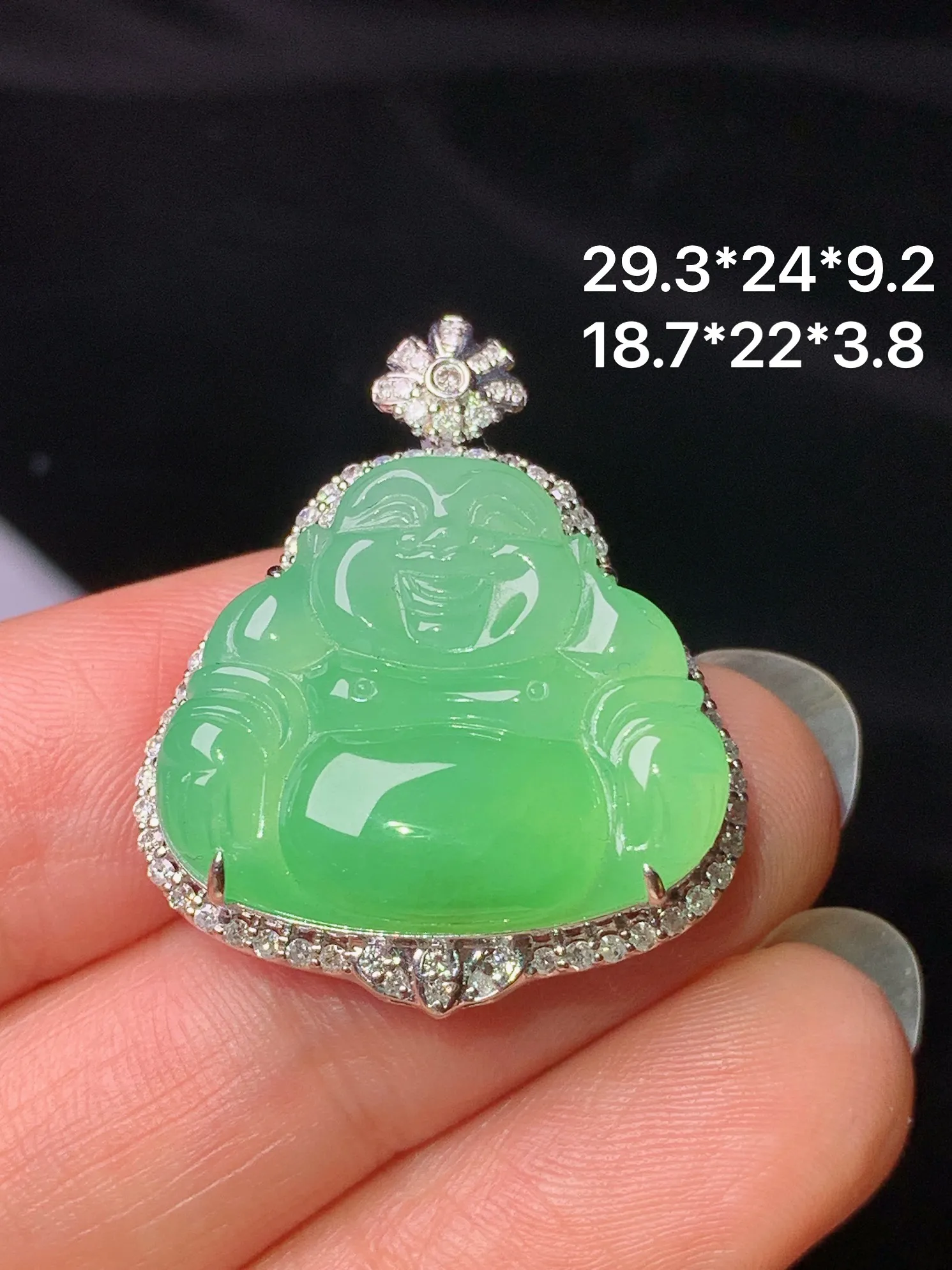 18k金钻镶嵌翠绿佛公吊坠 玉质细腻 水润亮眼 整体尺寸29.3*24*9.2