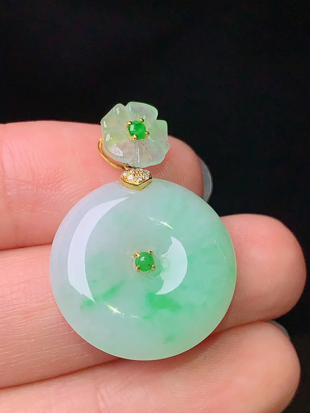 18k金钻镶嵌飘绿平安扣吊坠 玉质细腻 水润亮眼 整体尺寸28*20.2*5.7
