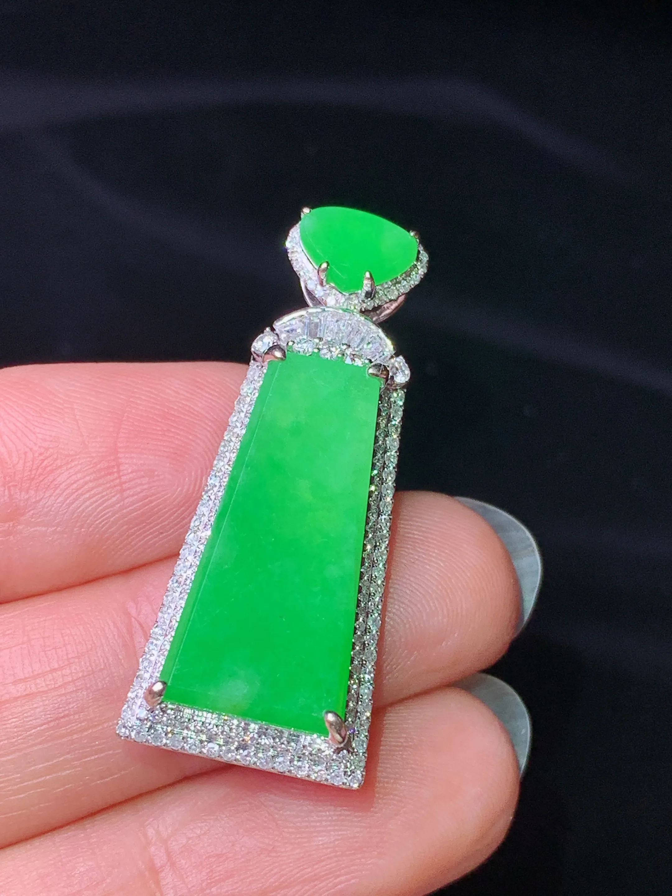 18k金钻镶嵌翠绿无事牌吊坠 玉质细腻 水润亮眼 整体尺寸35*14.5*7.2