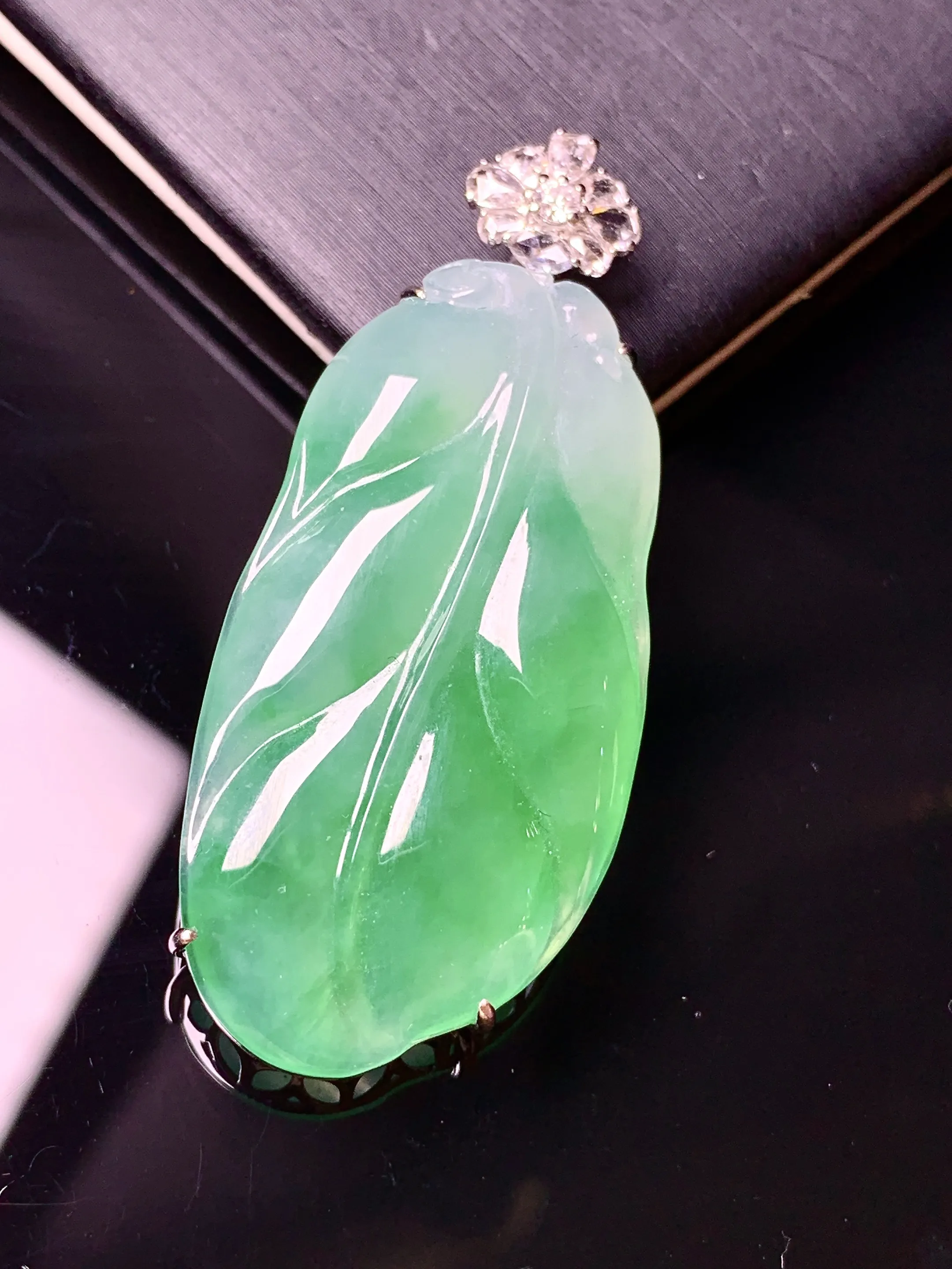 18k金钻镶嵌翠绿树叶吊坠 玉质细腻 水润亮眼 整体尺寸48*20*8.5