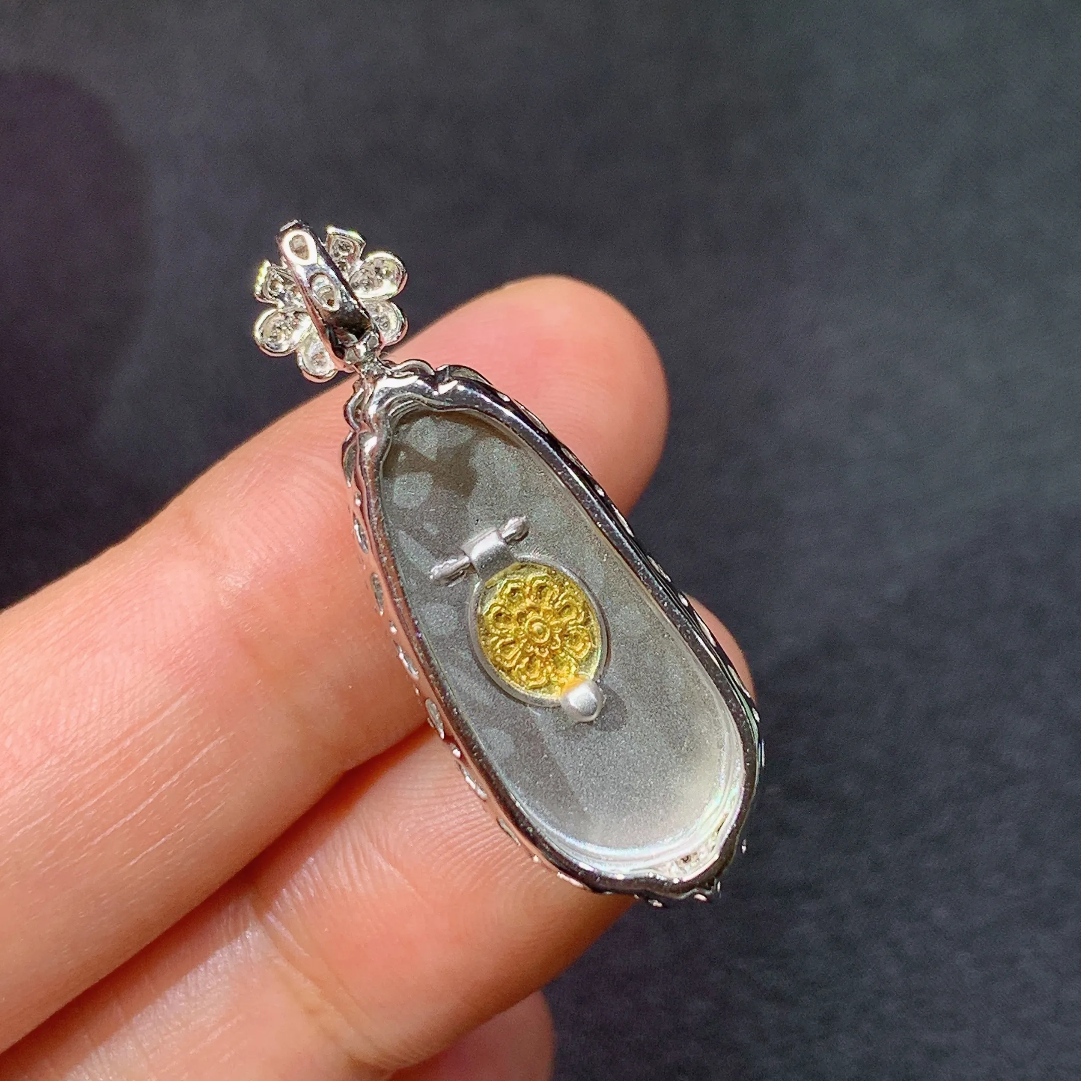 冰阳绿福豆吊坠，18k金镶嵌，色泽鲜阳，冰润细腻，种水足Ff 整体尺寸32.4*11.7*7.8