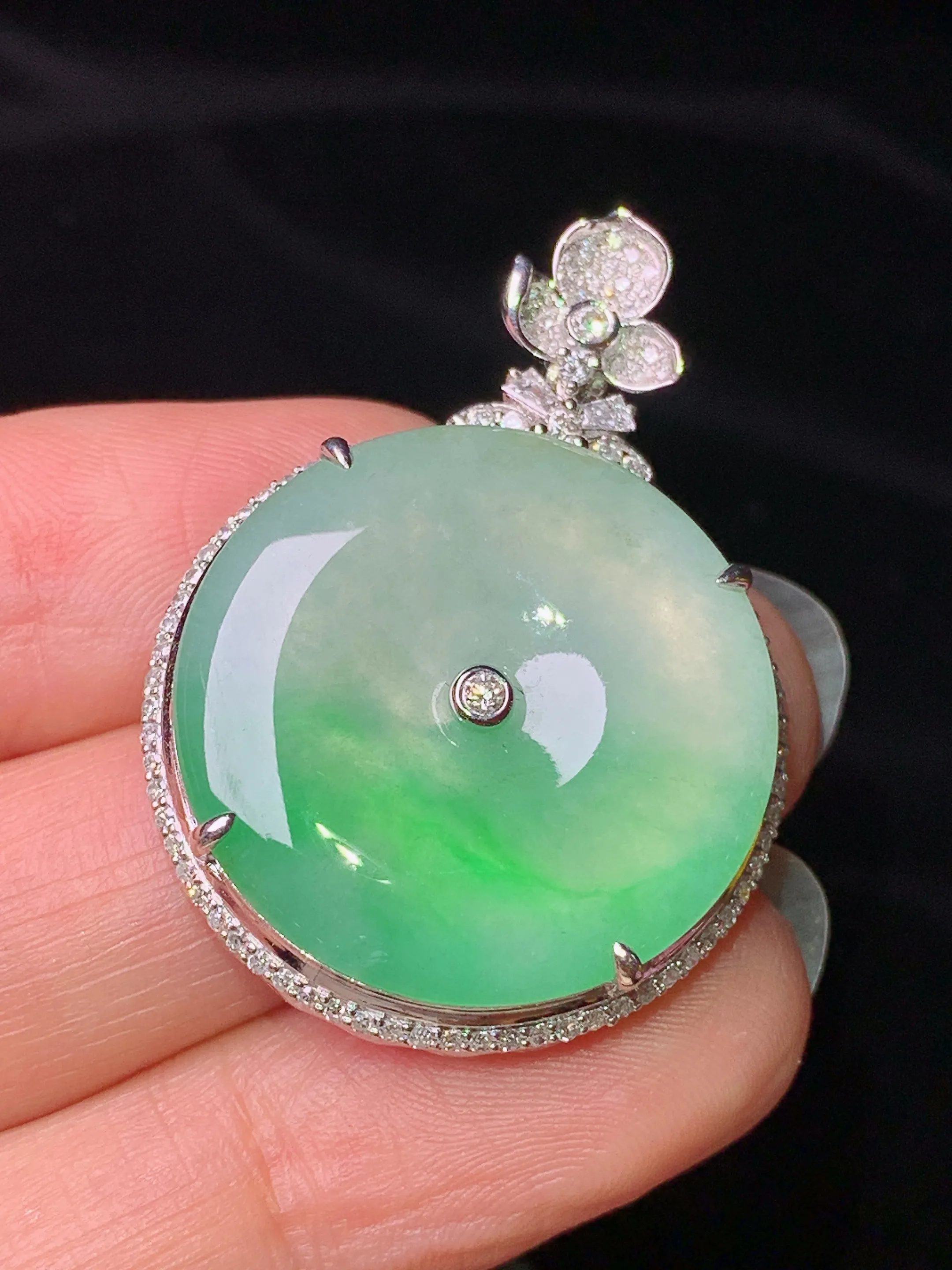 18k金钻镶嵌飘绿平安扣吊坠 玉质细腻 水润亮眼 整体尺寸36*25.8*7.3