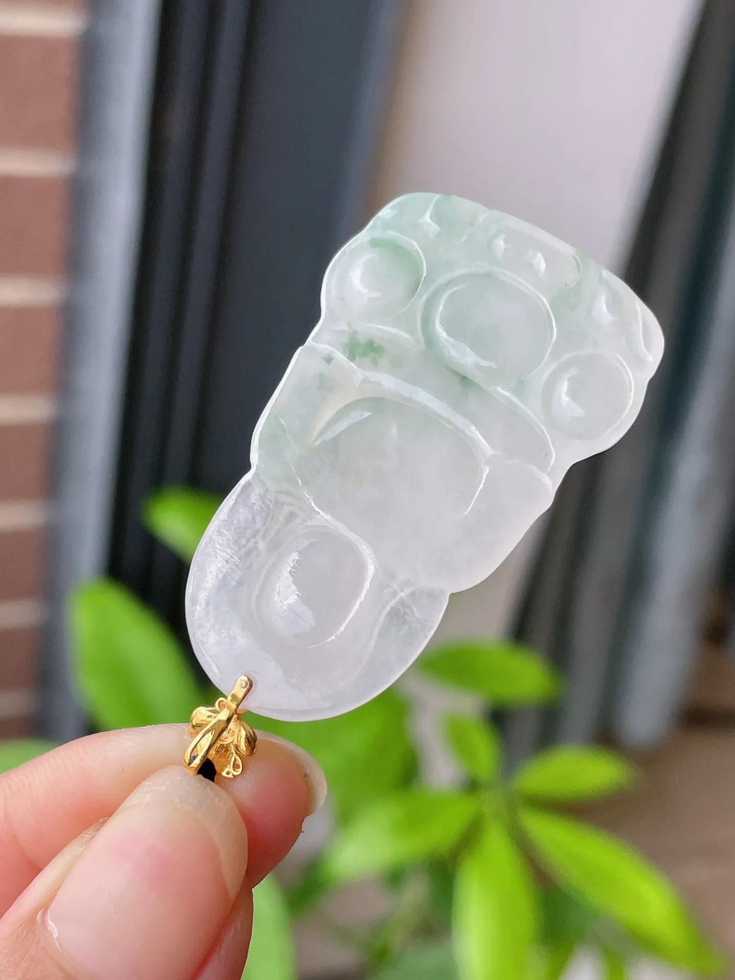 18k金扣冰胶绿花观音
裸石42-26.5-4.3mm.