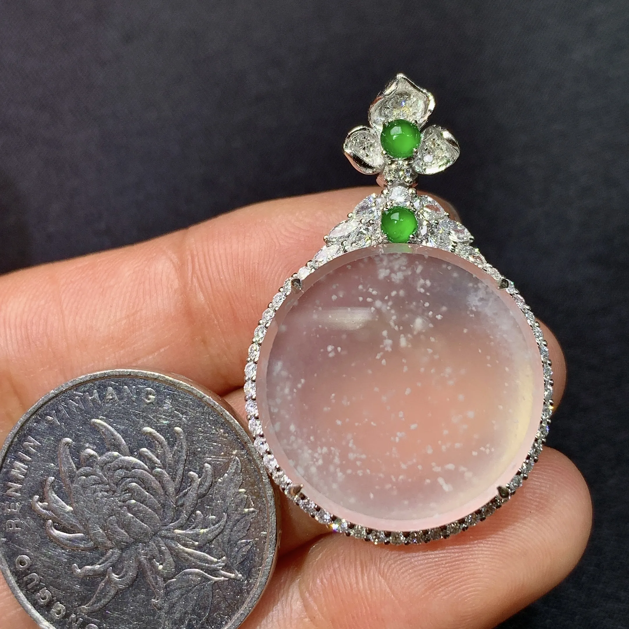 冰种圆牌吊坠，18k金镶嵌，冰透水润，玉质细腻，种水足，整体尺寸35.6*23.7*8.8