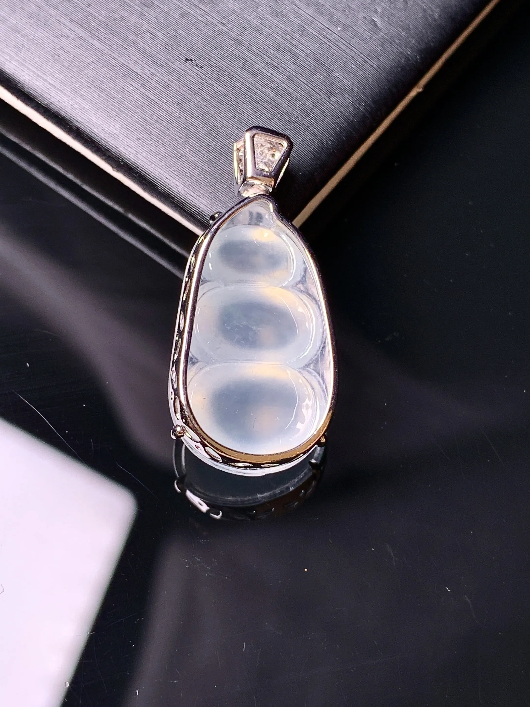 18k金钻镶嵌冰种四季豆吊坠 玉质细腻 水润亮眼 整体尺寸26.6*12.7*7.3