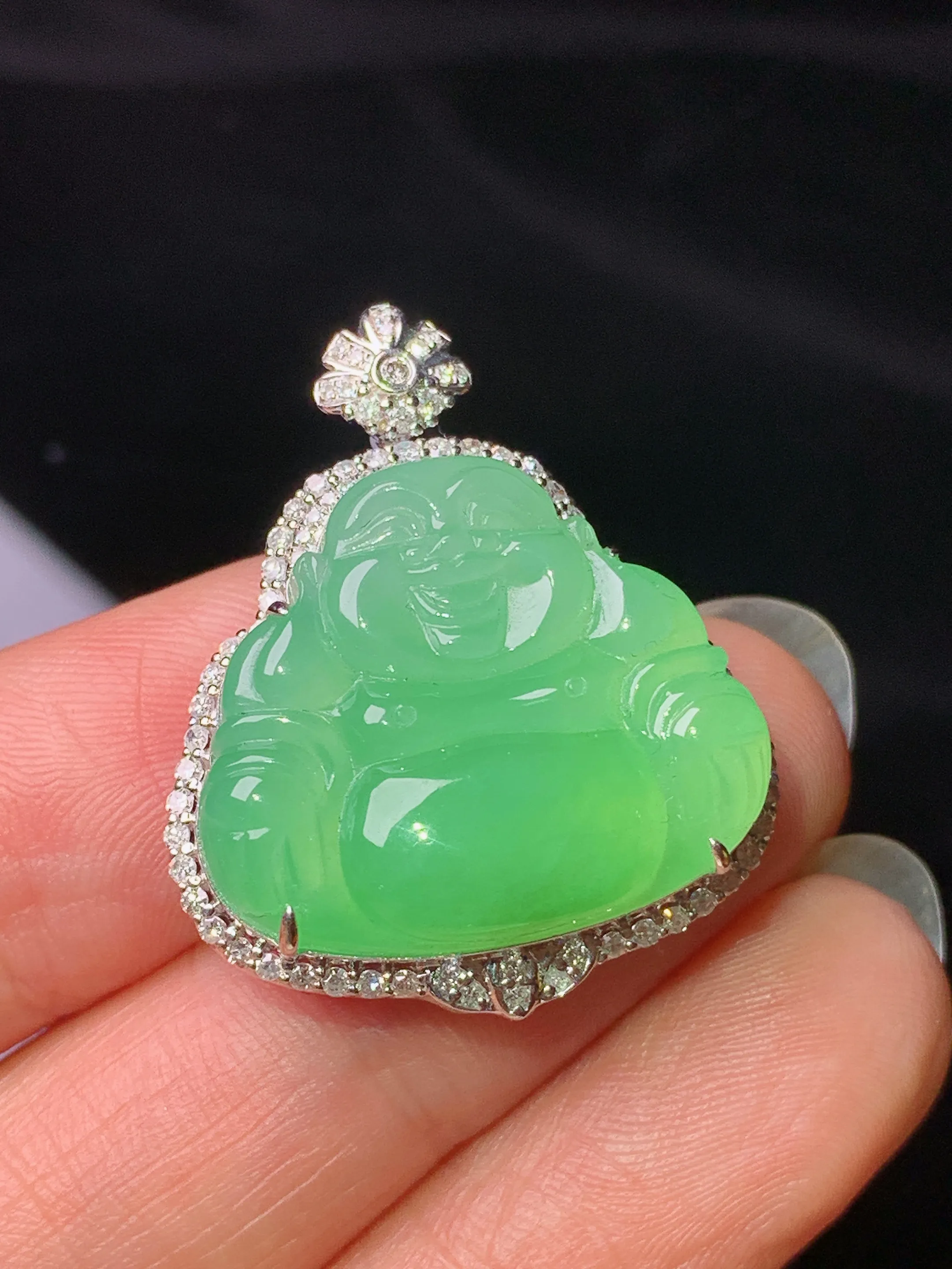 18k金钻镶嵌翠绿佛公吊坠 玉质细腻 水润亮眼 整体尺寸29.3*24*9.2