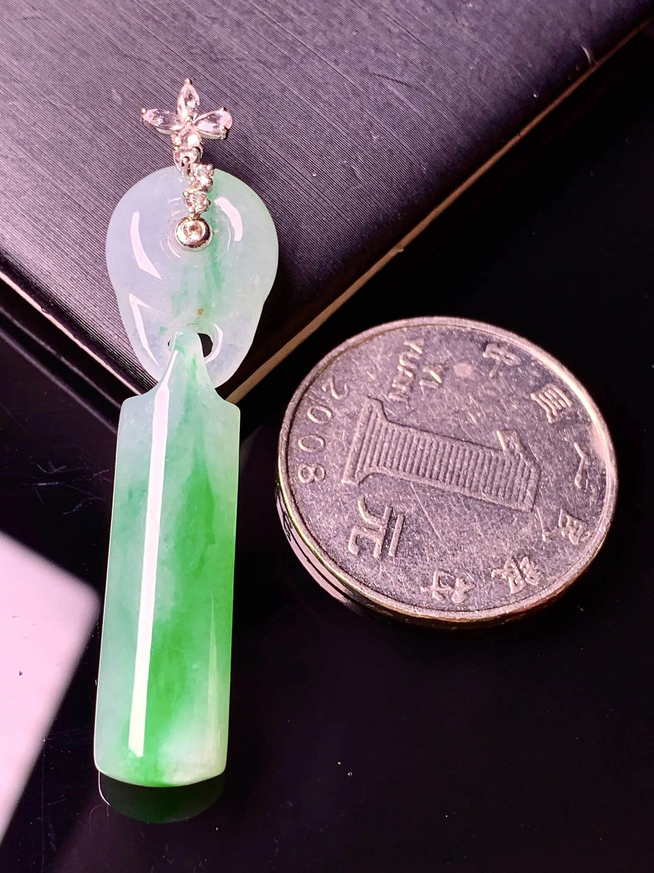 18k金钻镶嵌飘绿玉柱吊坠 玉质细腻 水润亮眼 整体尺寸49.5*12*5.6