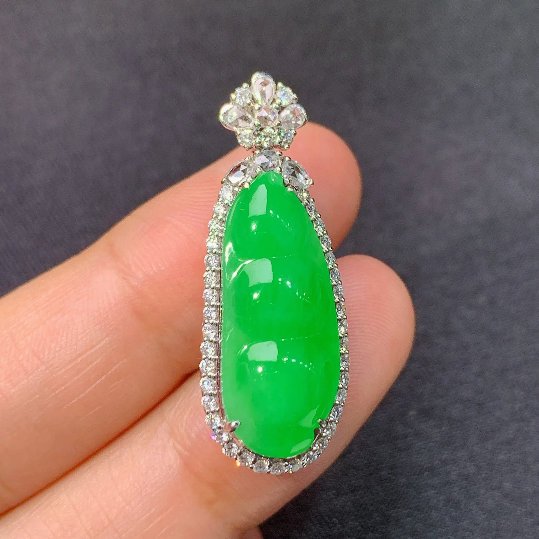 冰阳绿福豆吊坠，18k金镶嵌，色泽鲜阳，冰润细腻，种水足，整体尺寸32.3*12.1*10.8