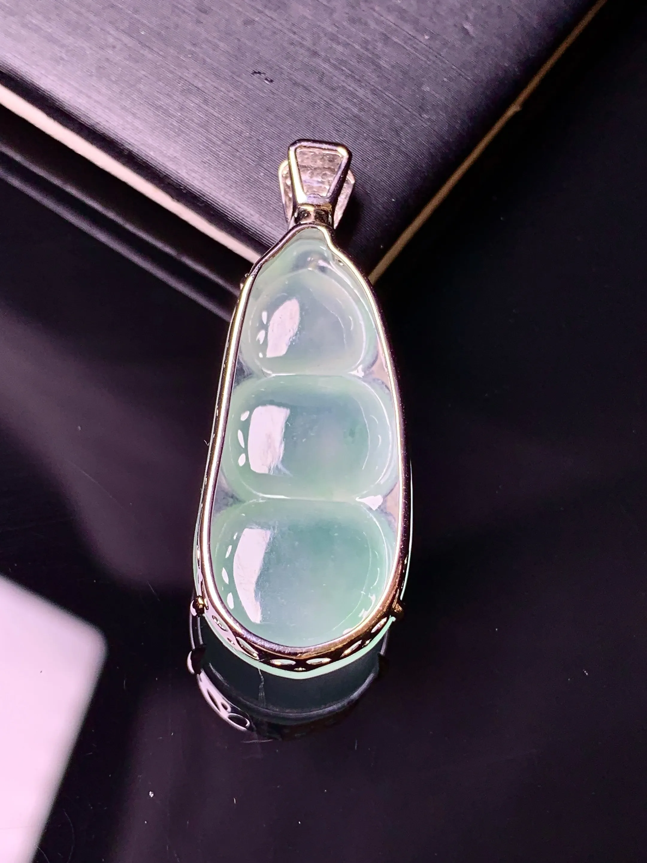 18k金钻镶嵌冰种四季豆吊坠 玉质细腻 水润亮眼 整体尺寸35.6*13.5*8.2