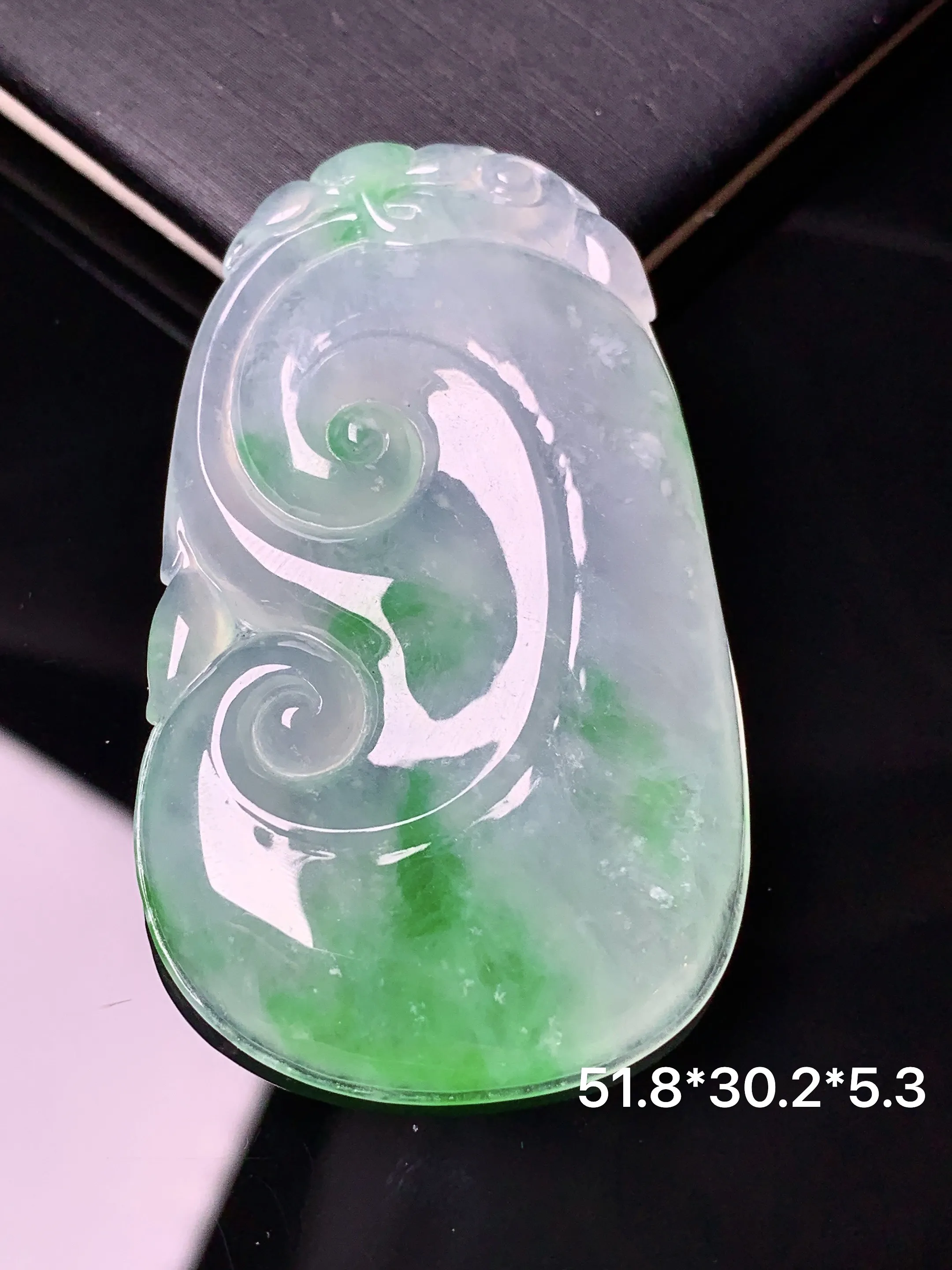 冰种飘绿如意吊坠 玉质细腻 水润亮眼 整体尺寸51.8*30.2*5.3