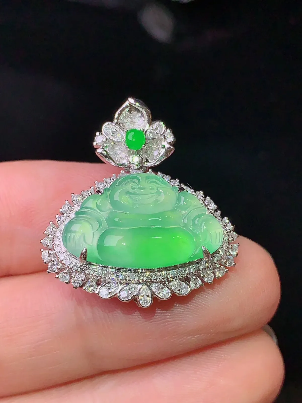 18k金钻镶嵌翠绿佛公吊坠 玉质细腻 水润亮眼 整体尺寸25.5*22.8*9.2