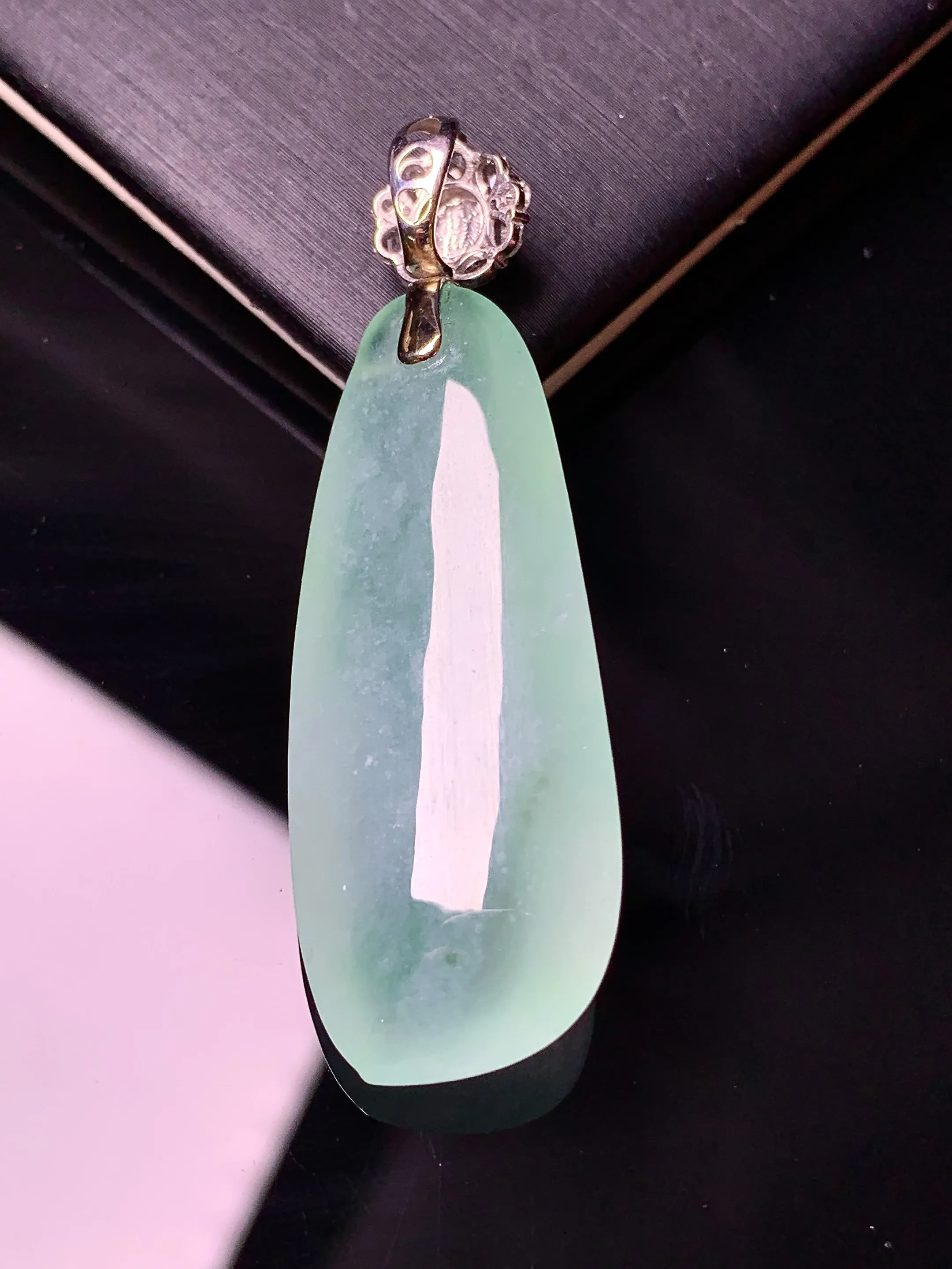 18k金钻镶嵌冰种福瓜吊坠 玉质细腻 水润亮眼 整体尺寸48.2*15.7*8.6