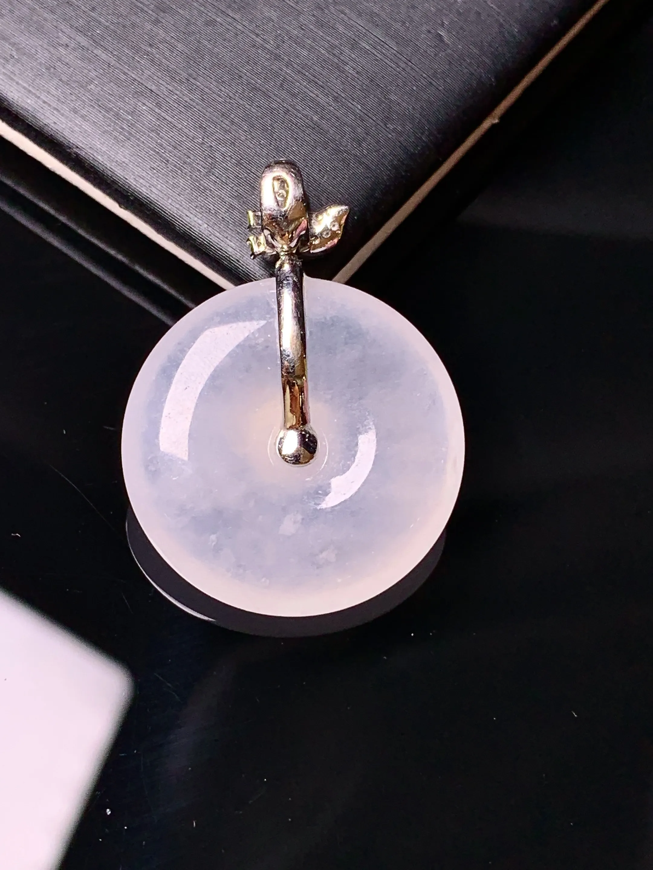 18k金钻镶嵌冰种平安扣吊坠 玉质细腻 水润亮眼 整体尺寸29*21.3*5.5