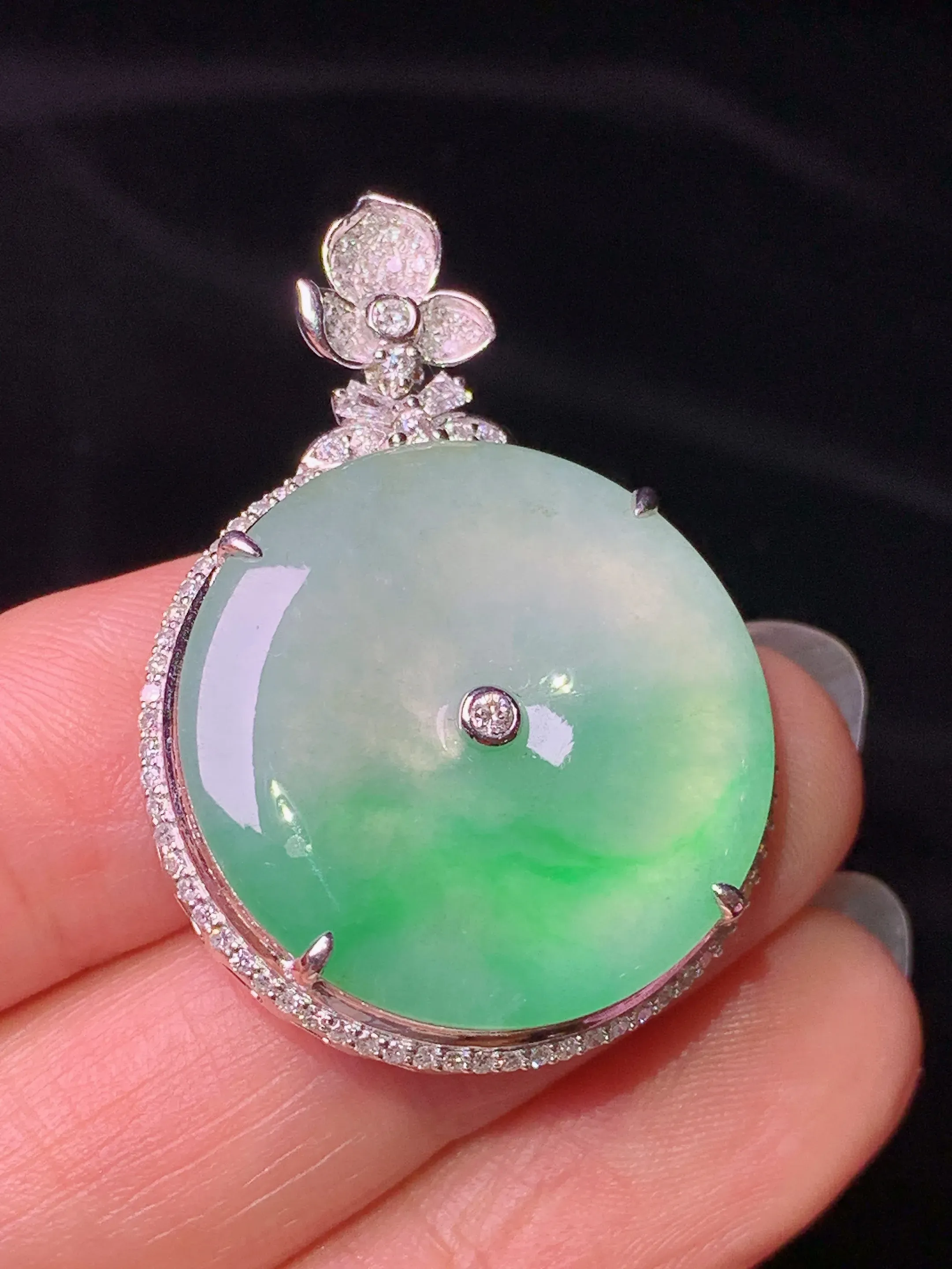 18k金钻镶嵌飘绿平安扣吊坠 玉质细腻 水润亮眼 整体尺寸36*25.8*7.3