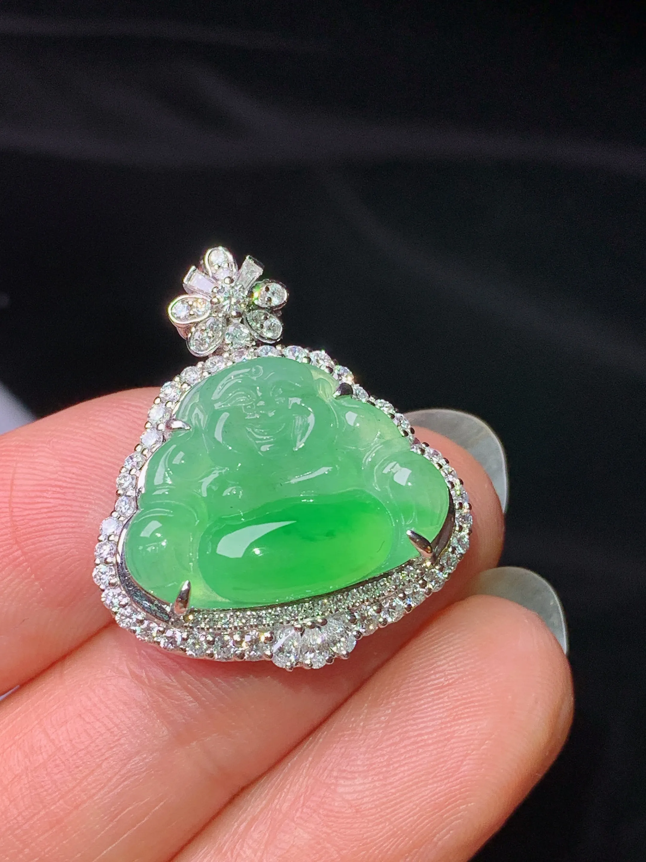 18k金钻镶嵌翠绿佛公吊坠 玉质细腻 水润亮眼 整体尺寸26.5*22.3*8