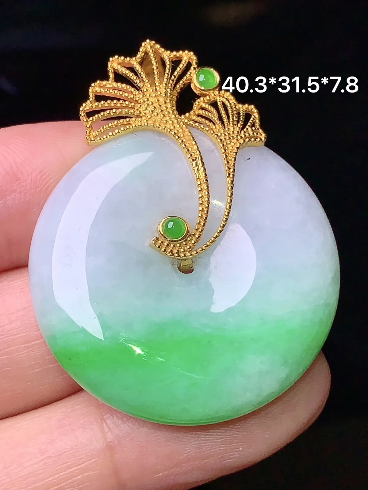 18k金镶嵌飘绿平安扣吊坠 玉质细腻 水润亮眼 整体尺寸40.3*31.5*7.8