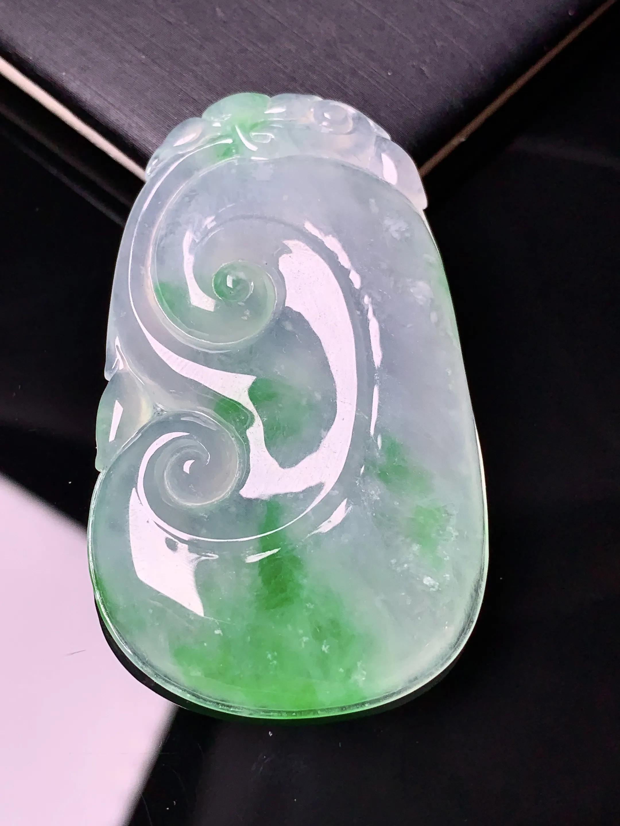 冰种飘绿如意吊坠 玉质细腻 水润亮眼 整体尺寸51.8*30.2*5.3