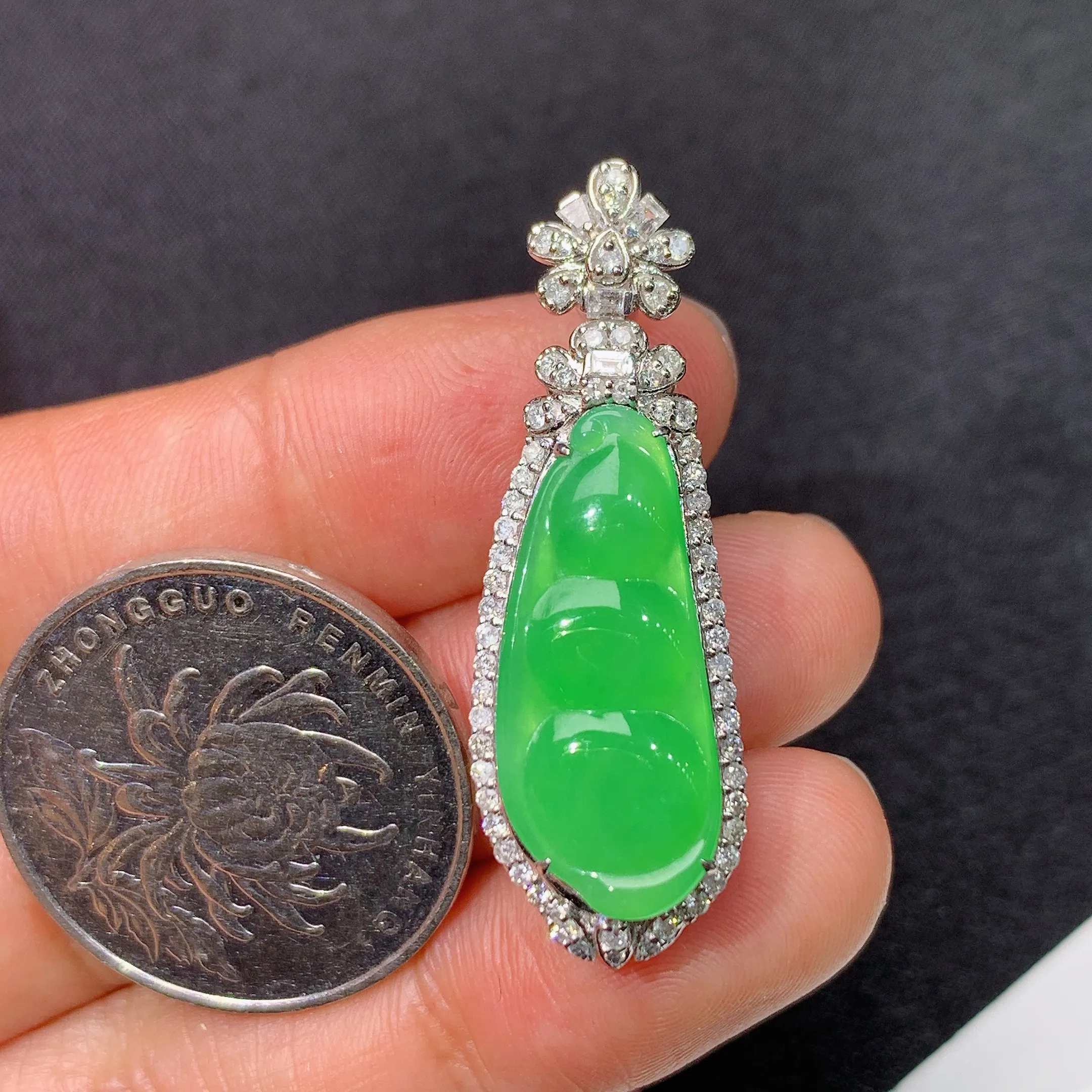 冰阳绿福豆吊坠，18k金镶嵌，冰润色阳，玉质细腻，种水足，整体尺寸36.9*12.3*9.2