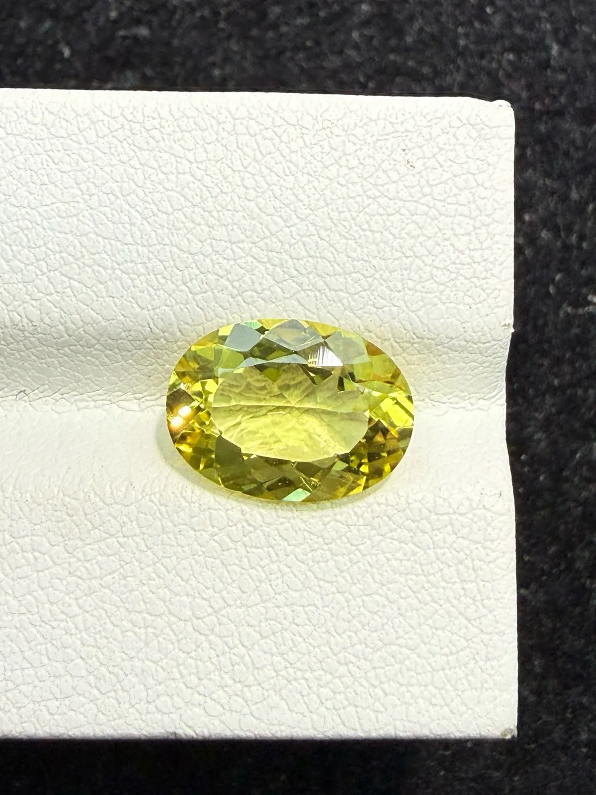 2.84ct天然绿柱石裸石，尺寸11.6*8.4*4.9 毫米，颜色美艳 ，晶体通透，火彩足