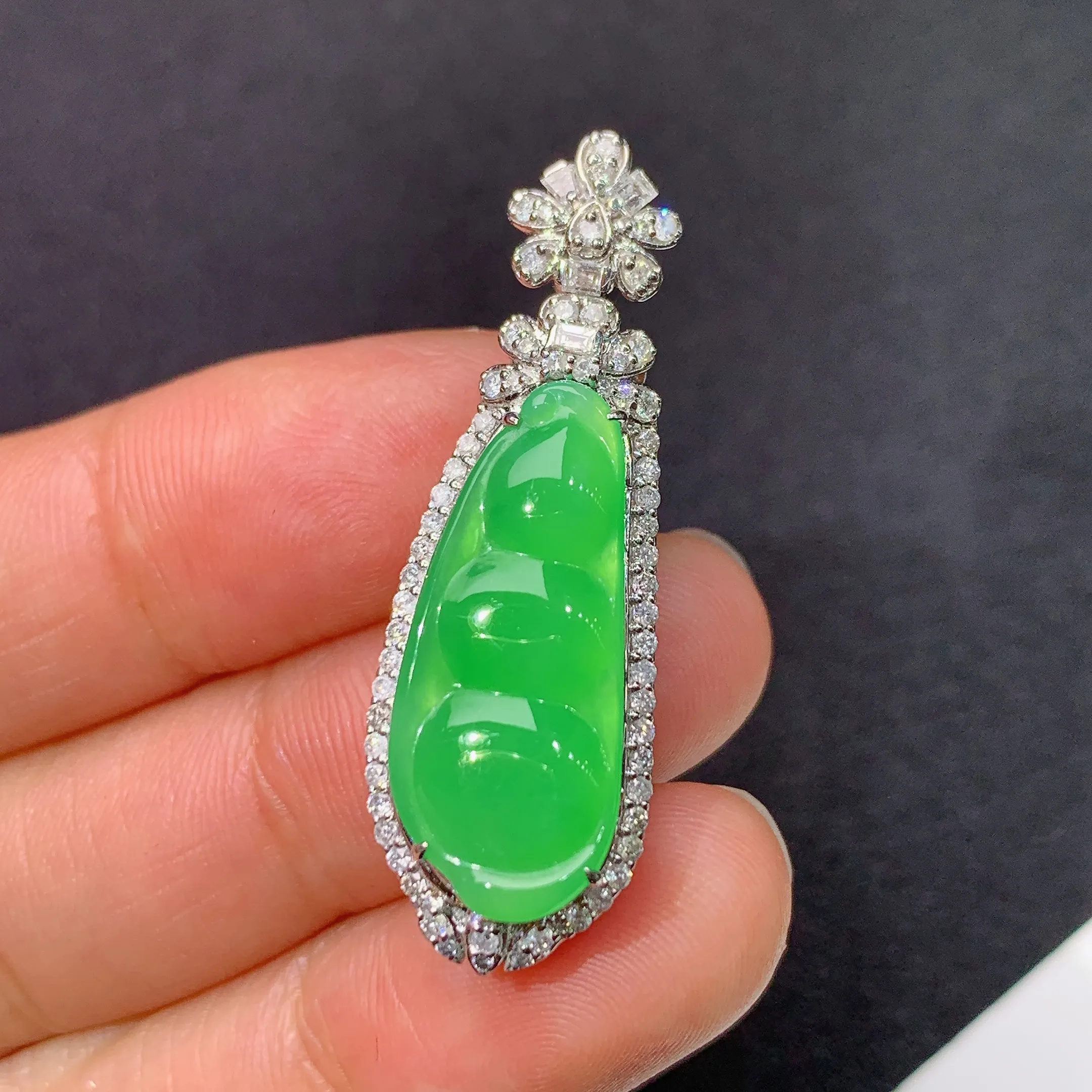 冰阳绿福豆吊坠，18k金镶嵌，冰润色阳，玉质细腻，种水足，整体尺寸36.9*12.3*9.2