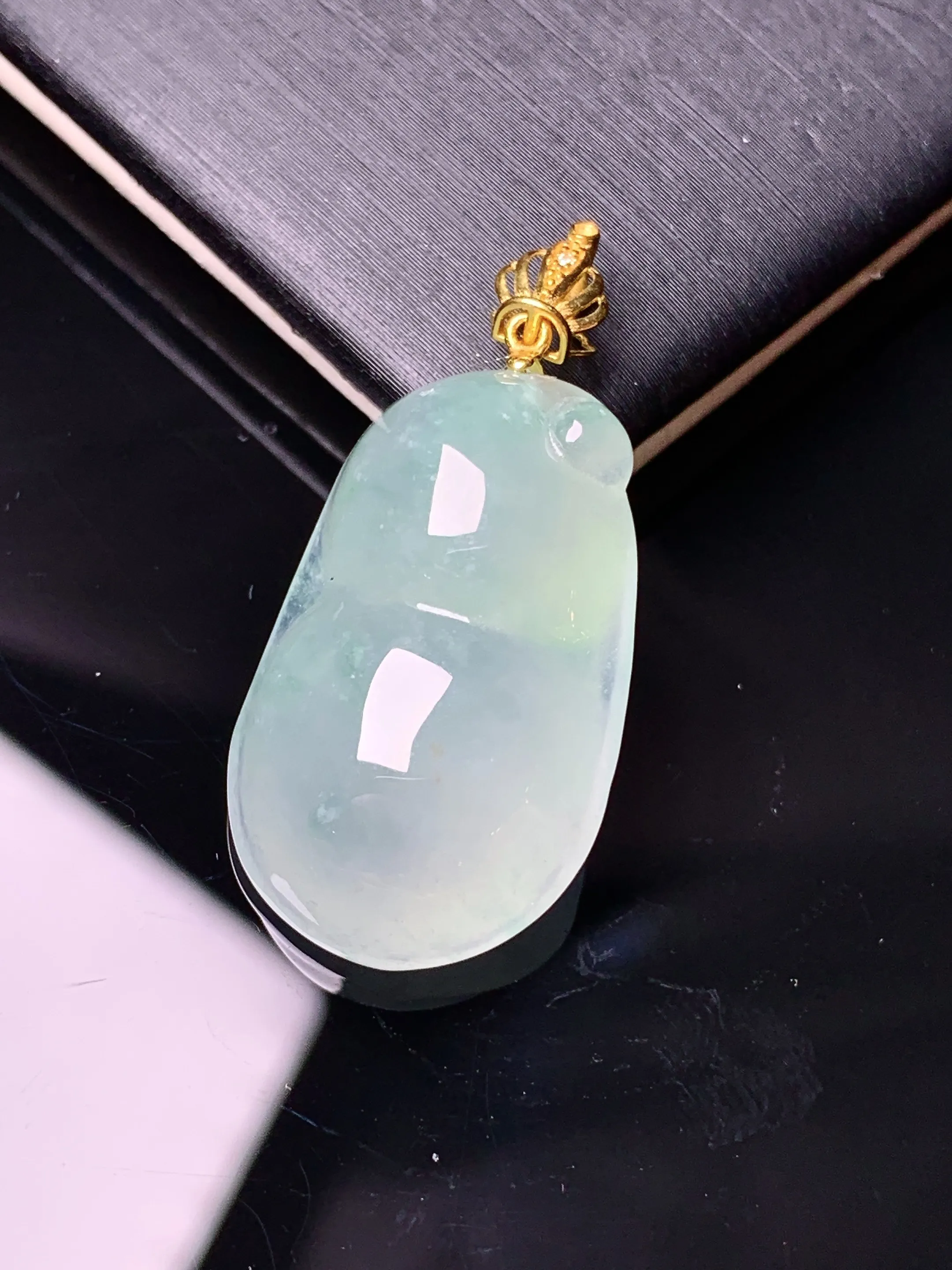 18k金钻镶嵌冰种四季豆吊坠 玉质细腻 水润亮眼 整体尺寸32.7*15.7*8.7