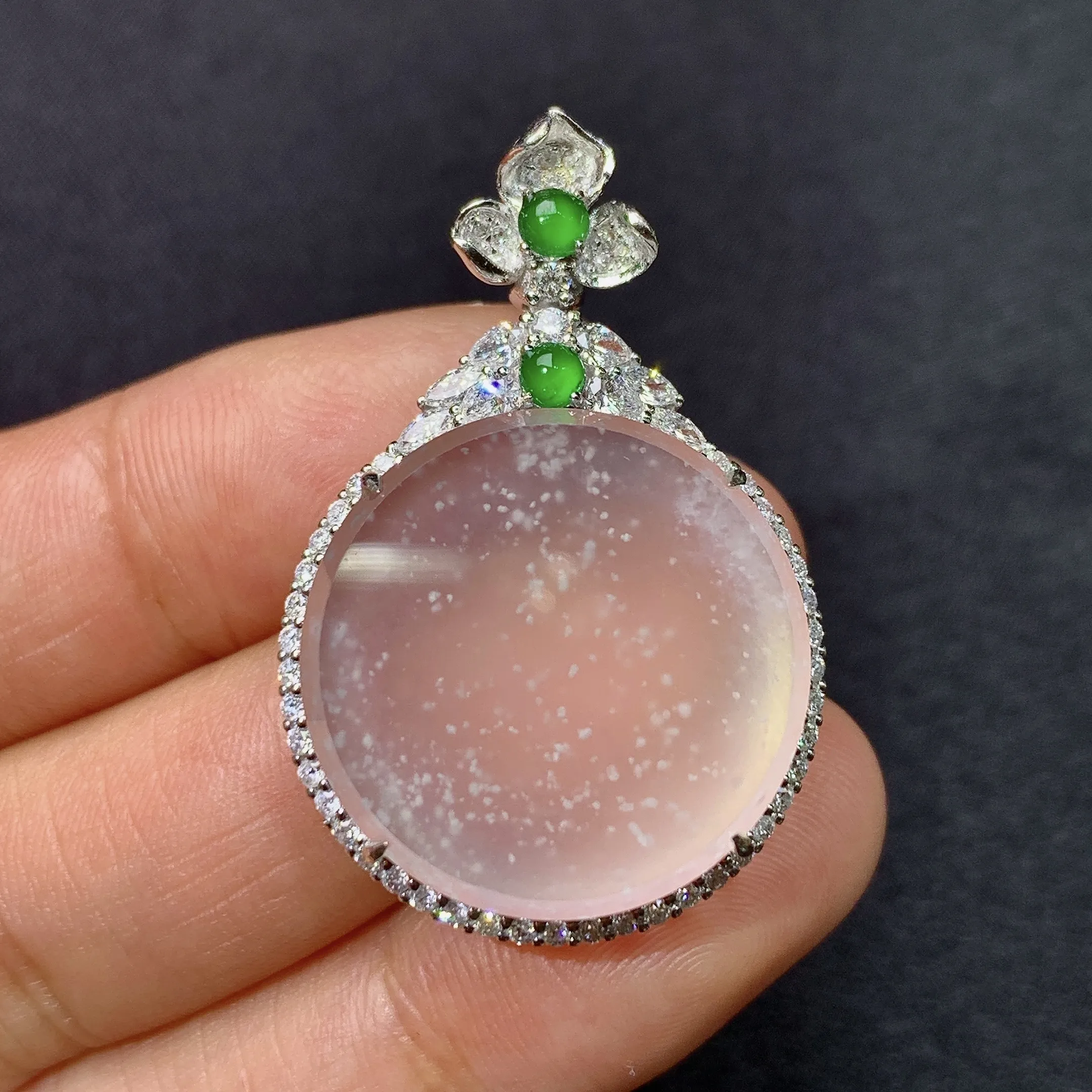 冰种圆牌吊坠，18k金镶嵌，冰透水润，玉质细腻，种水足，整体尺寸35.6*23.7*8.8