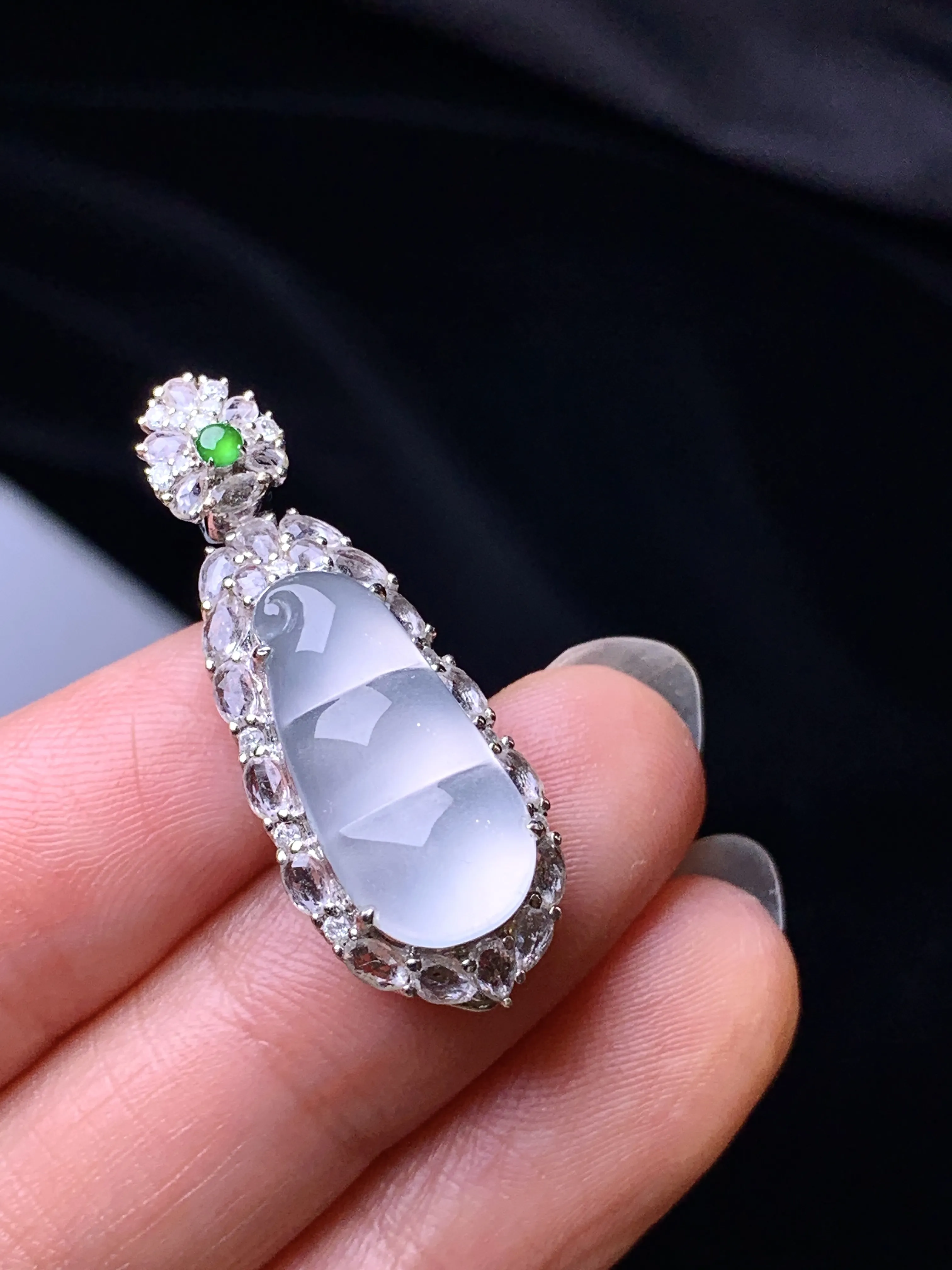 18k金钻镶嵌冰种四季豆吊坠 玉质细腻 水润亮眼 整体尺寸32*12.3*10