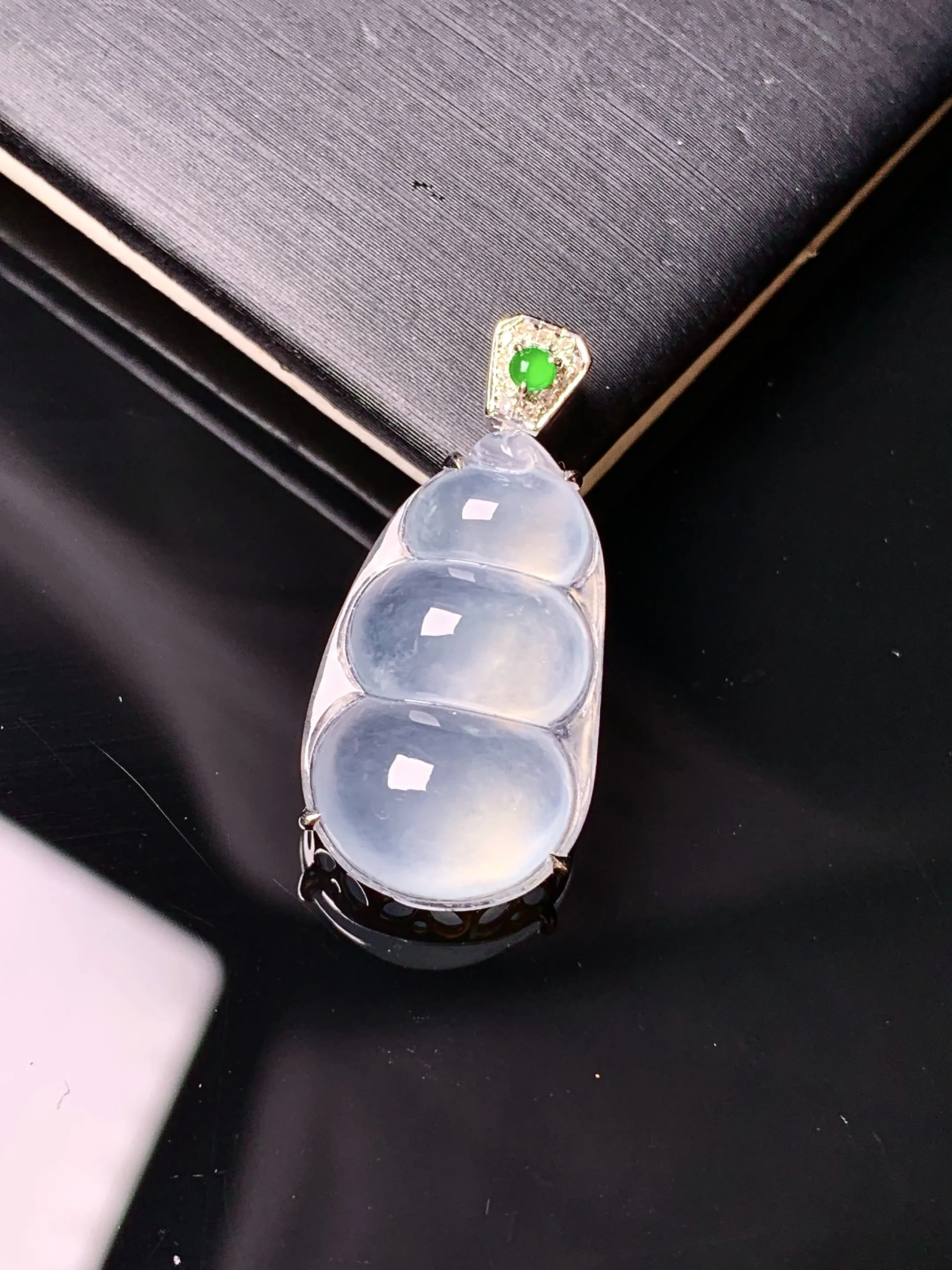 18k金钻镶嵌冰种四季豆吊坠 玉质细腻 水润亮眼 整体尺寸26.6*12.7*7.3