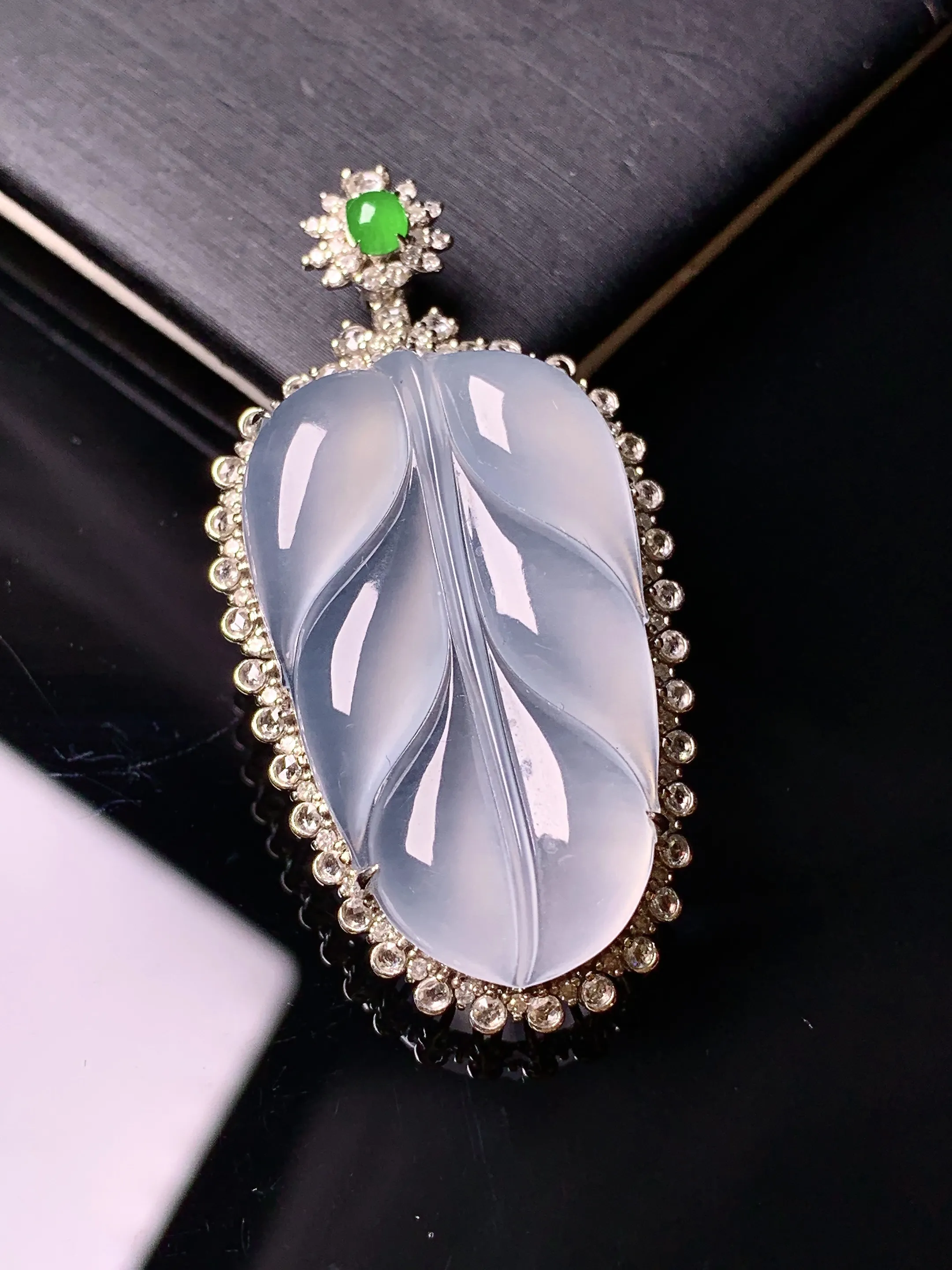 18k金钻镶嵌冰种树叶吊坠 玉质细腻 水润亮眼 整体尺寸45.5*23*9